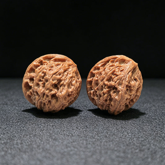 "Goldener Kylin Habichtschnabelgeier" Jinqilin Yingzui Zuoshandiao Wenwan Walnusspaar | 36,0mm x 39,0mm | JQLYZZSD-CG218E