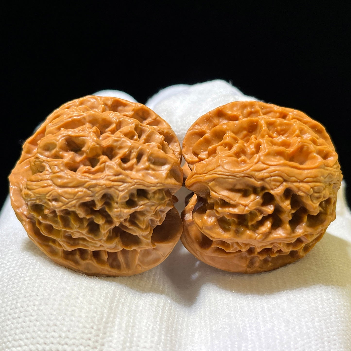 "Apple Orchard" Pingguoyuan Wenwan Walnuts Pair | 36.0mm x 35.0mm | PGY-1102