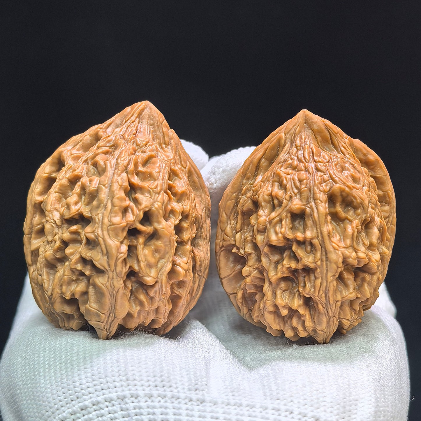 "Dagu Stone" Dagu Shi DGS-1601 Tall-Profile Wenwan Walnuts Pair | 39.0mm x 45.0mm | DGS-1601