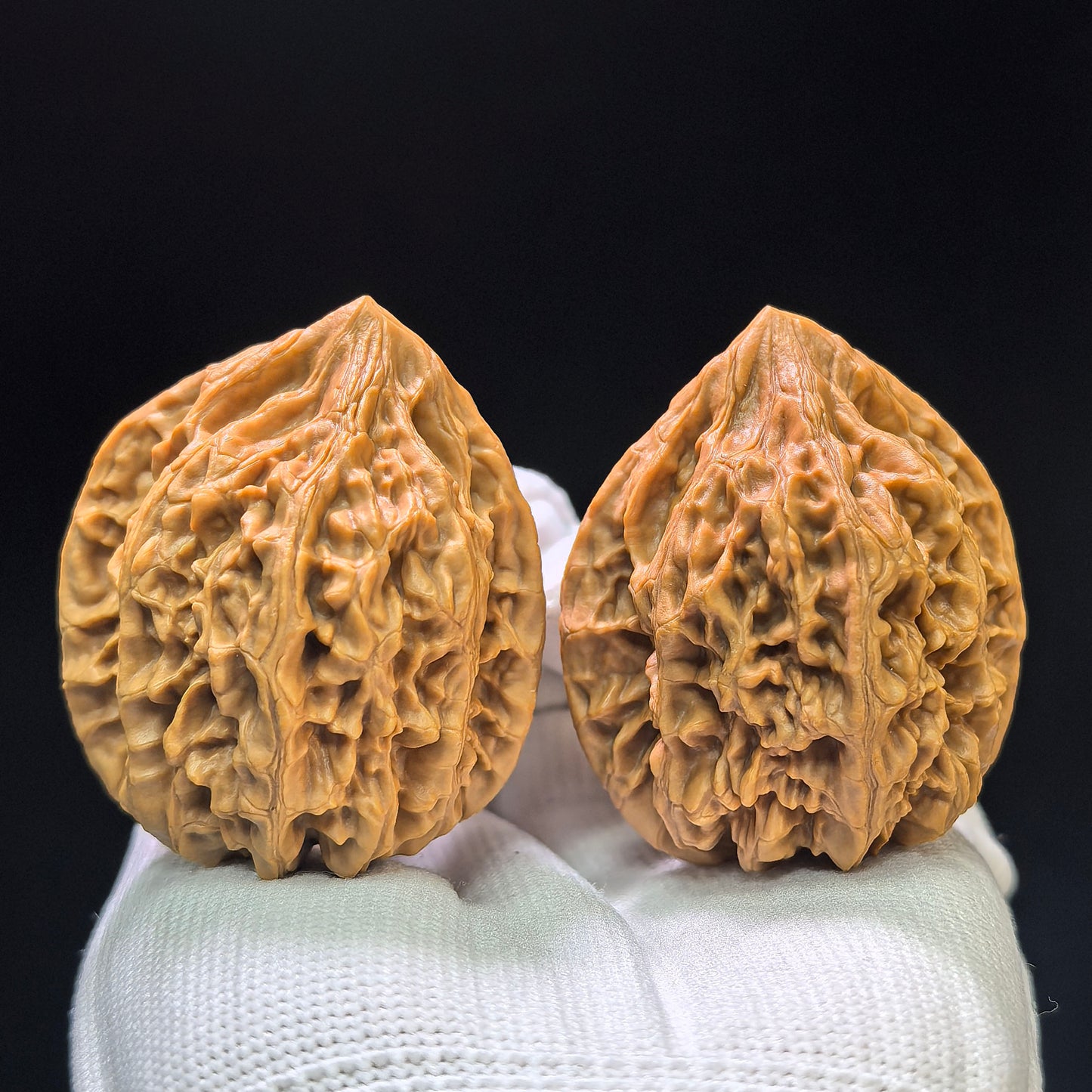 "Beijing Rooster Heart" Beijing Jixin Wenwan Walnuts (Pair) | 42.0mm x 42.0mm | Stock ID: BJJX-1105