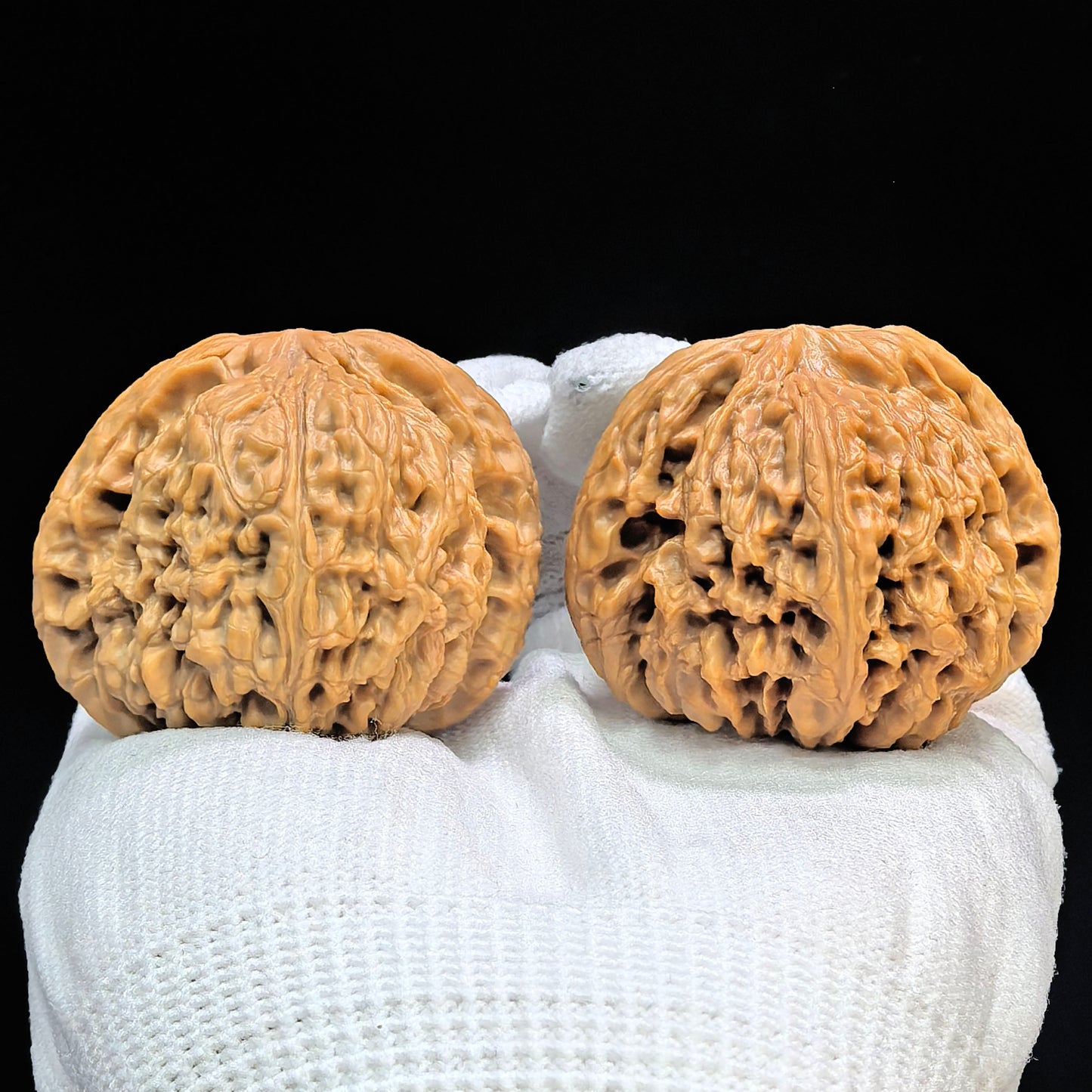 "Spherical Nanjiangshi Lionhead" Qiuxing Nanjiangshi NJS-1501C Low-Profile Wenwan Walnuts Pair | 44.0mm x 44.0mm | NJS-1501C
