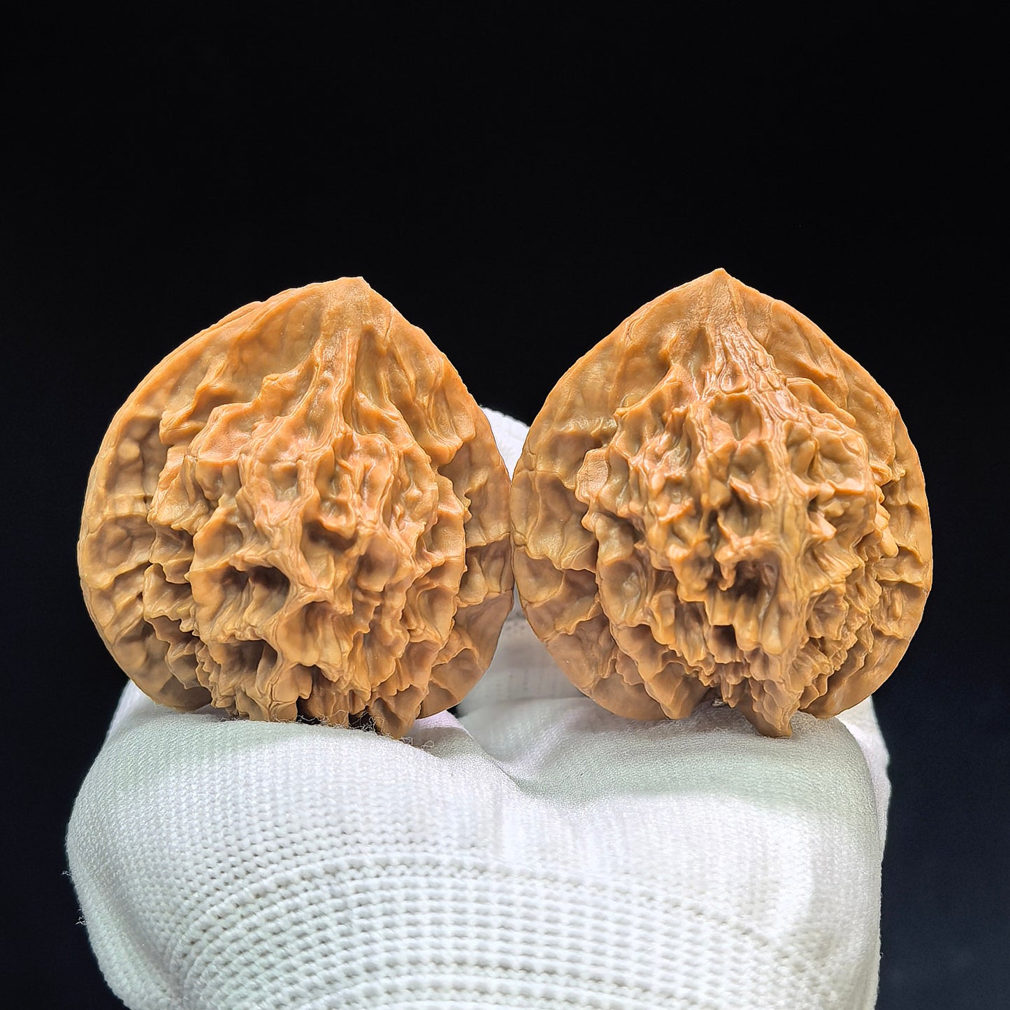 "Imperial Crown" Diwang DW-1601 Wenwan Walnuts Pair | 47.0mm x 46.0mm | DW-1601