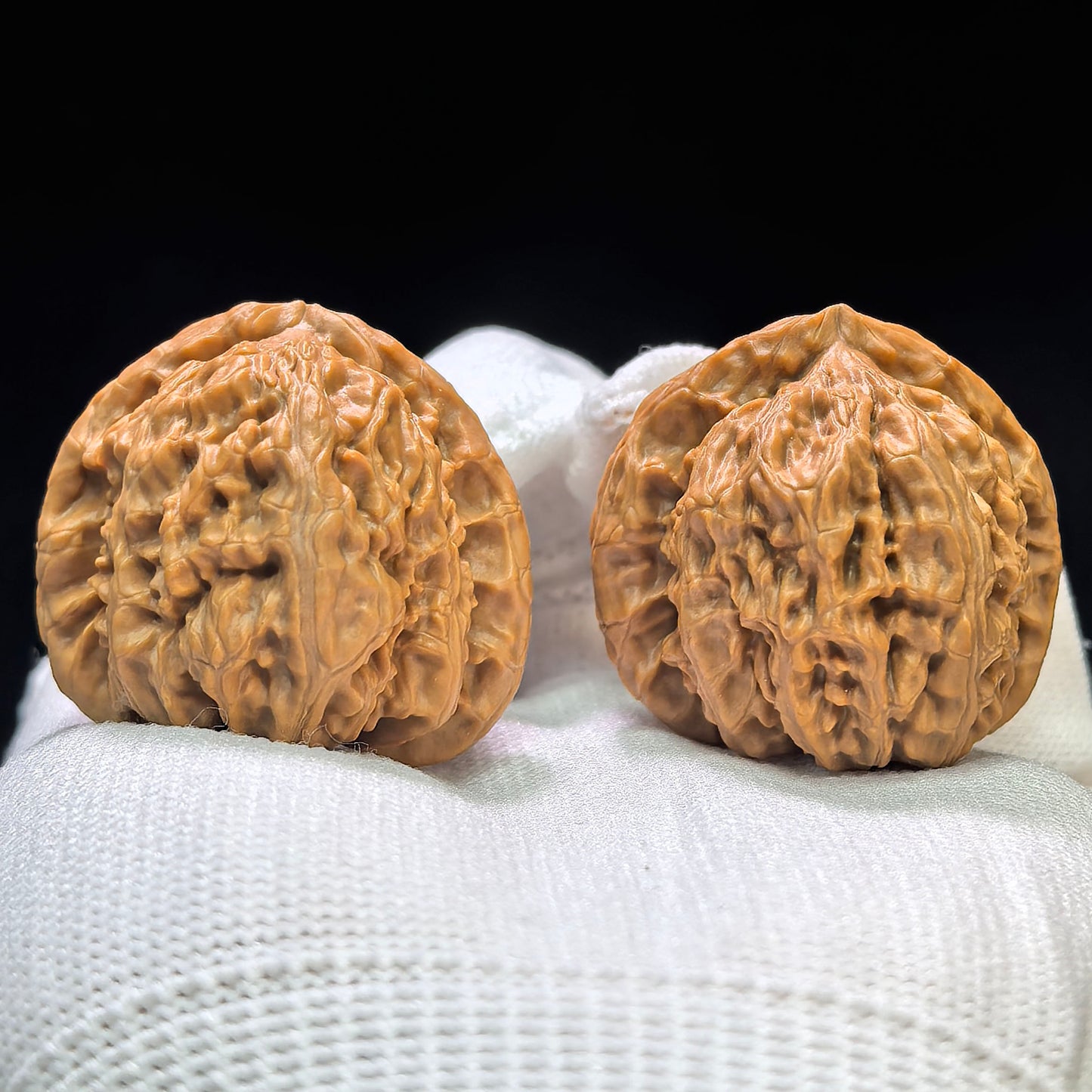 "Triangular Peach Heart White Lionhead" Sanjiao Taoxin Baishizi BSZ-1609 Low-Profile Wenwan Walnuts Pair | 35.0mm x 34.0mm | BSZ-1609