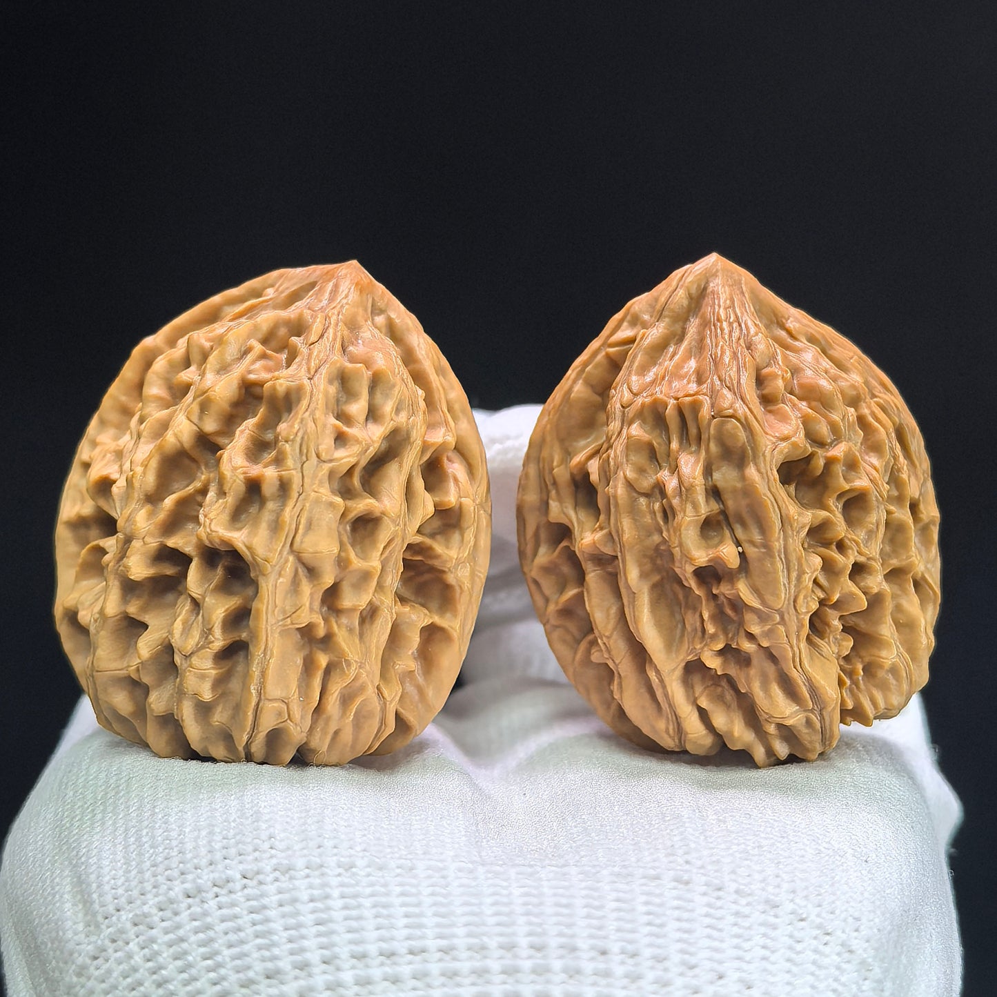 "Beijing Chicken Heart" Beijing Jixin BJJX-1403 Classic Wenwan Walnuts Pair | 41.0mm x 39.0mm | BJJX-1403
