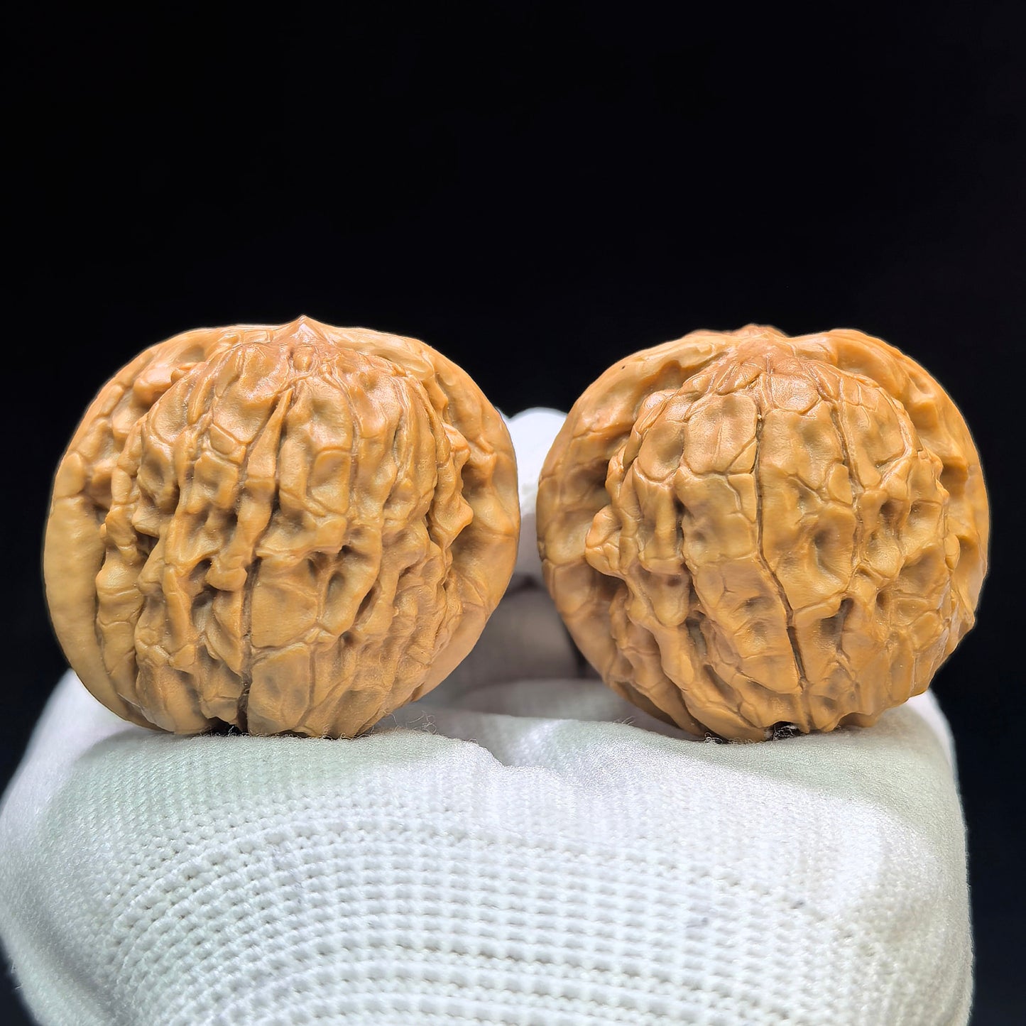 "Butterfly Oracle Bone Script" Hudie Jiaguwen HDJGW-1601 Low-Profile Wenwan Walnuts Pair | 40.0mm x 38.0mm | HDJGW-1601