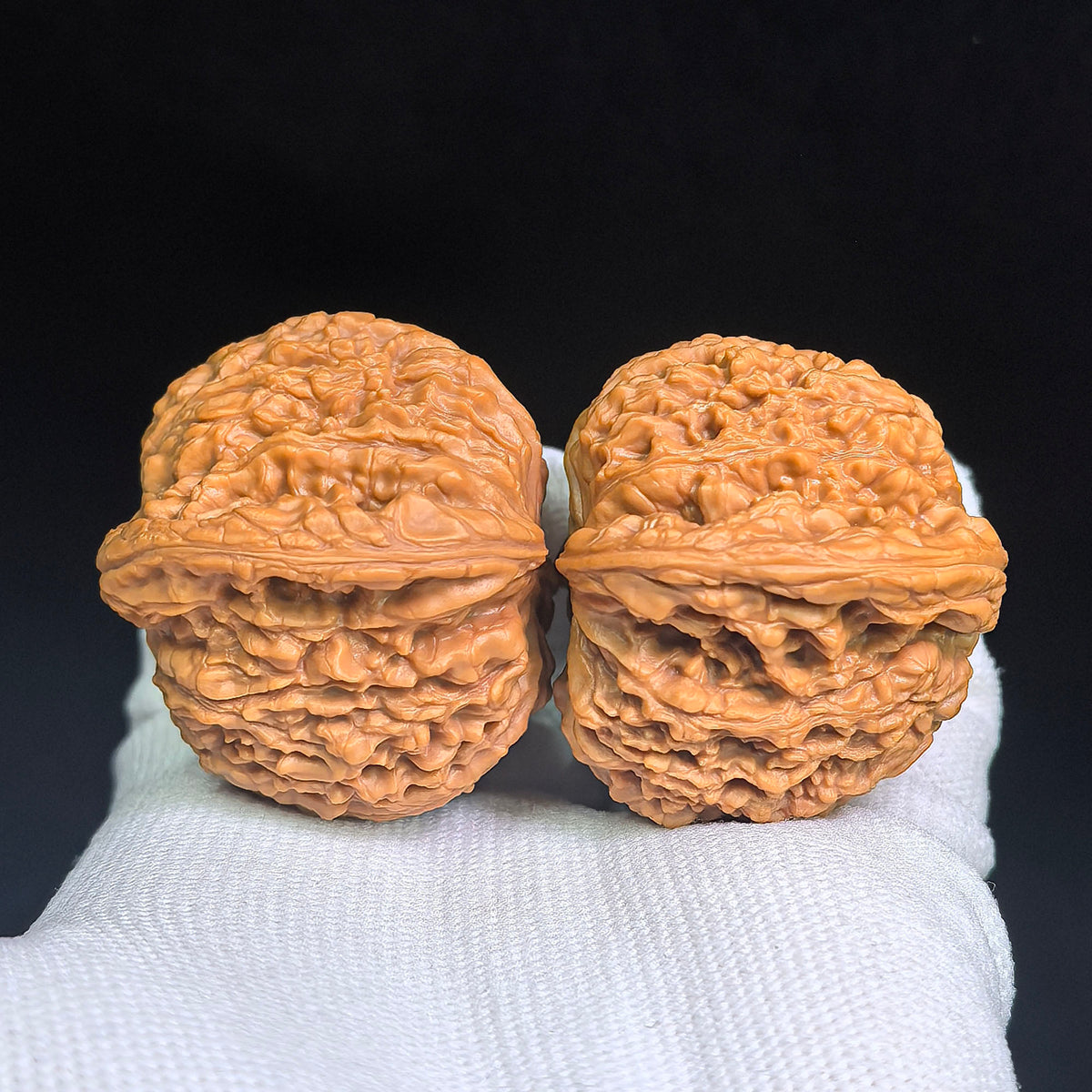 Winged “Butterfly White Lion” Wenwan Walnut Pair — 41.0mm x 41.0mm | HDBS-C1D5E