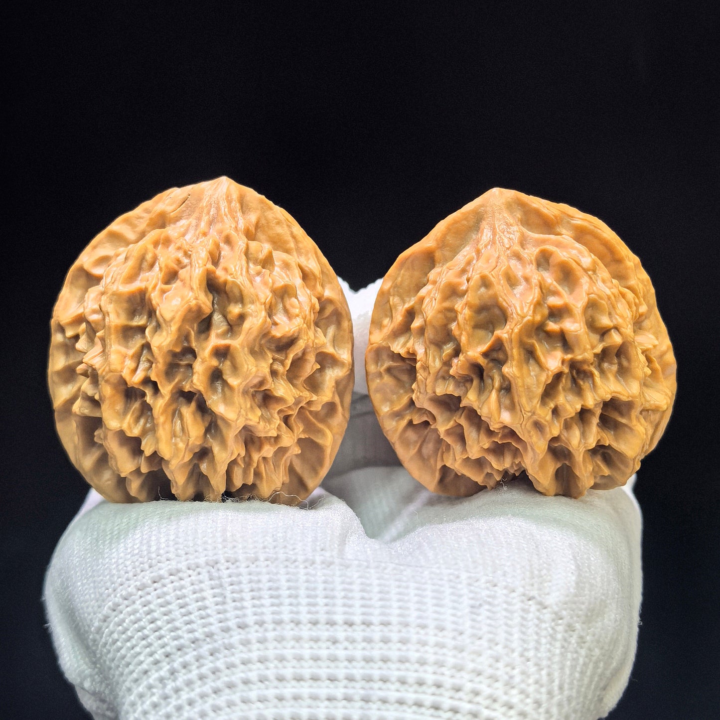 "Imperial Crown" Diwang DW-1602 Wenwan Walnuts Pair | 46.0mm x 43.0mm | DW-1602