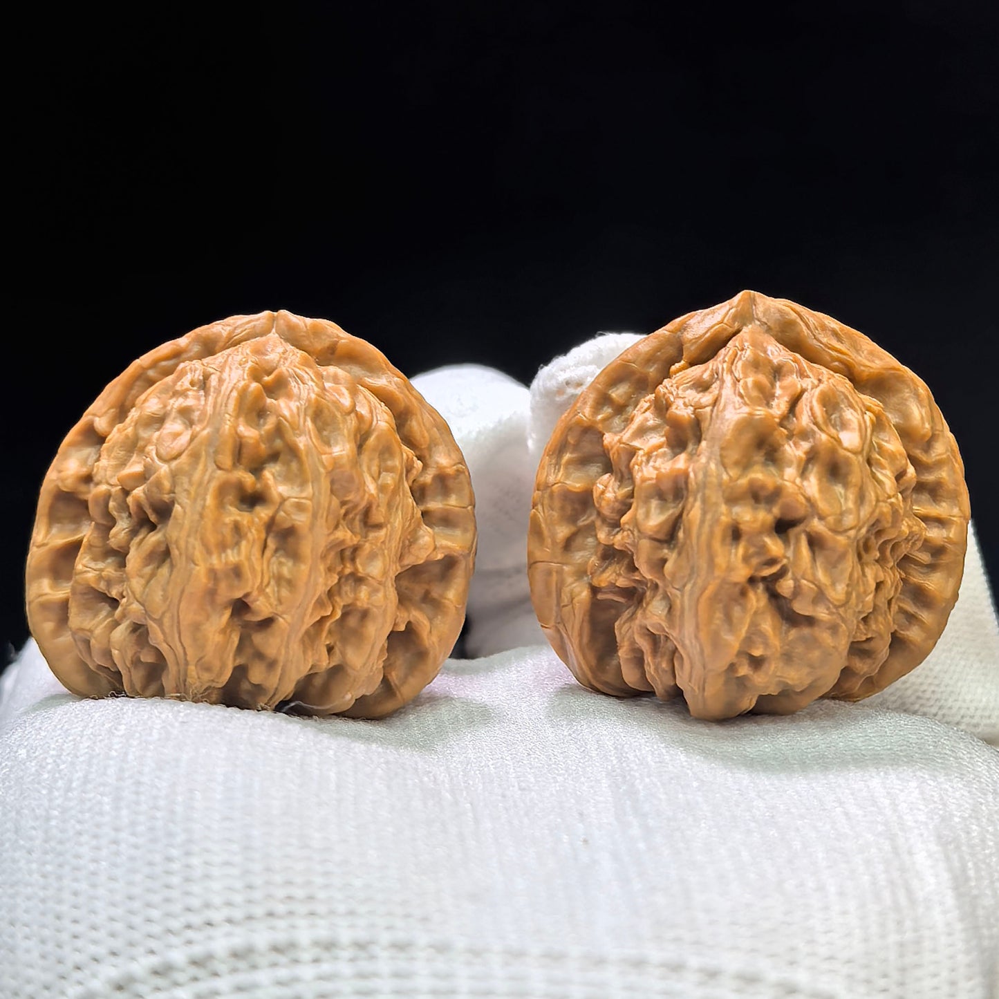 "Triangular Peach Heart White Lionhead" Sanjiao Taoxin Baishizi BSZ-1609 Low-Profile Wenwan Walnuts Pair | 35.0mm x 34.0mm | BSZ-1609