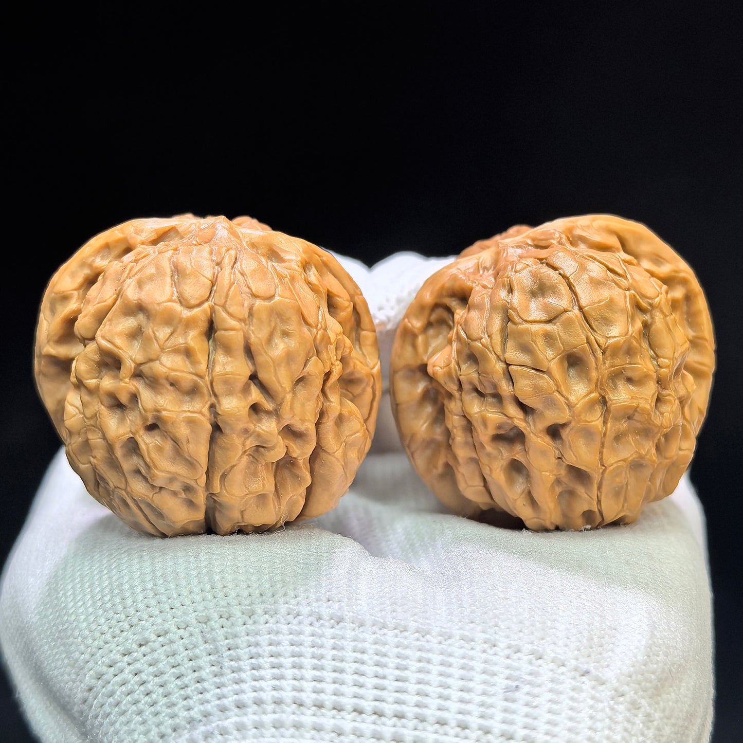 "Butterfly Oracle Bone Script" Hudie Jiaguwen HDJGW-1601 Low-Profile Wenwan Walnuts Pair | 40.0mm x 38.0mm | HDJGW-1601