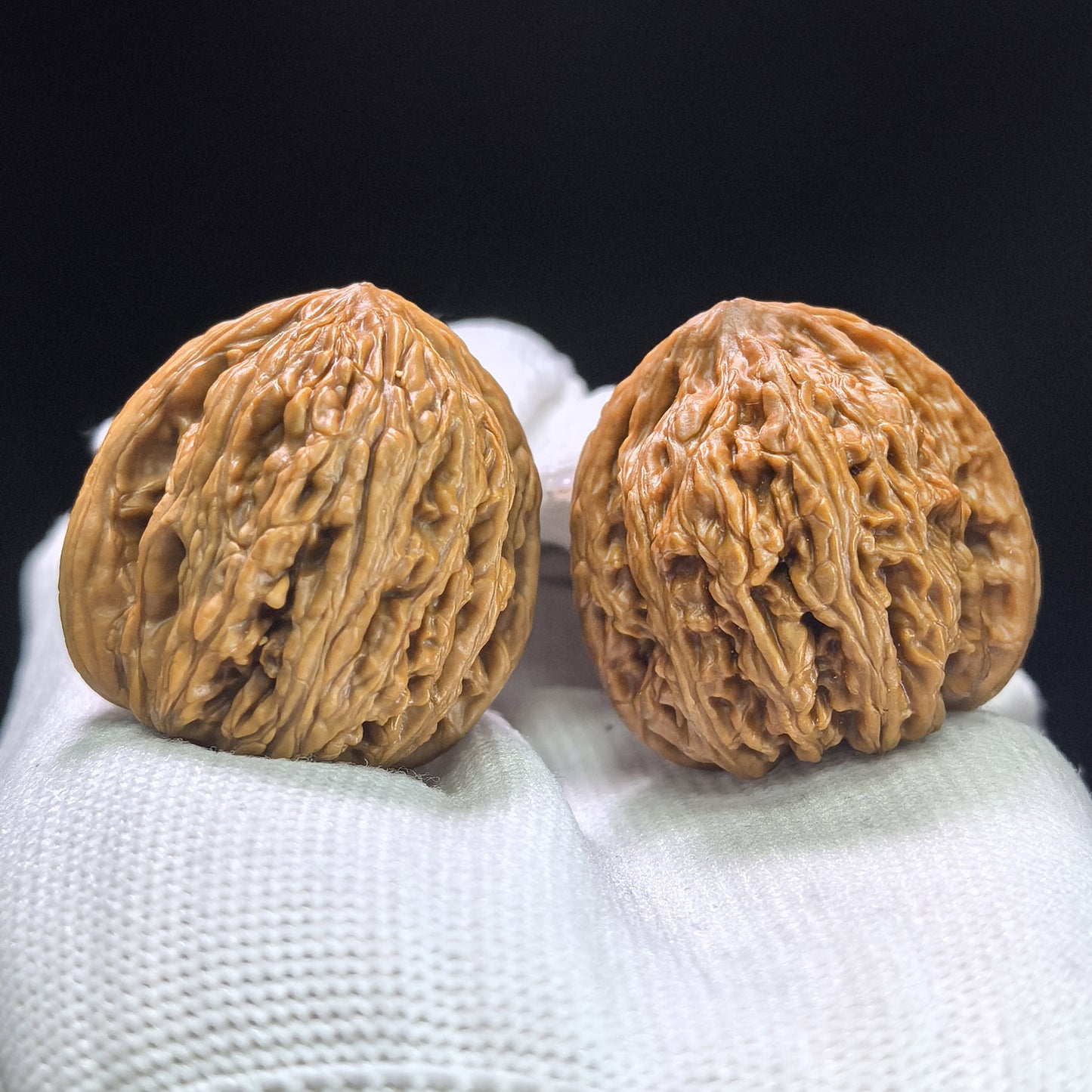 "Pocket Ruby" Xiuzhen Hongbaoshi Wenwan Walnuts Pair | 33.0mm x 33.0mm | HBS-1402