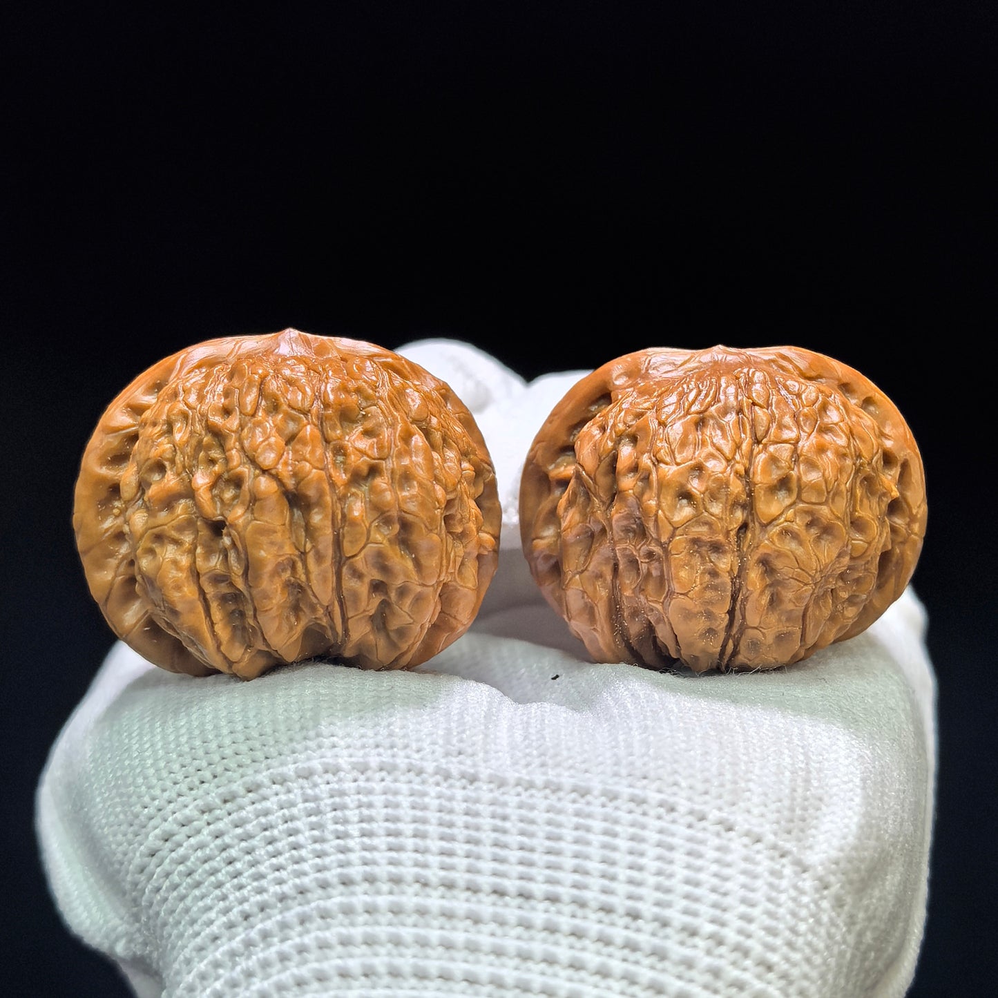 "Blood Qilin" Xue Qilin XQL-1601 Low-Profile Wenwan Walnuts Pair | 38.0mm x 38.0mm | XQL-1601