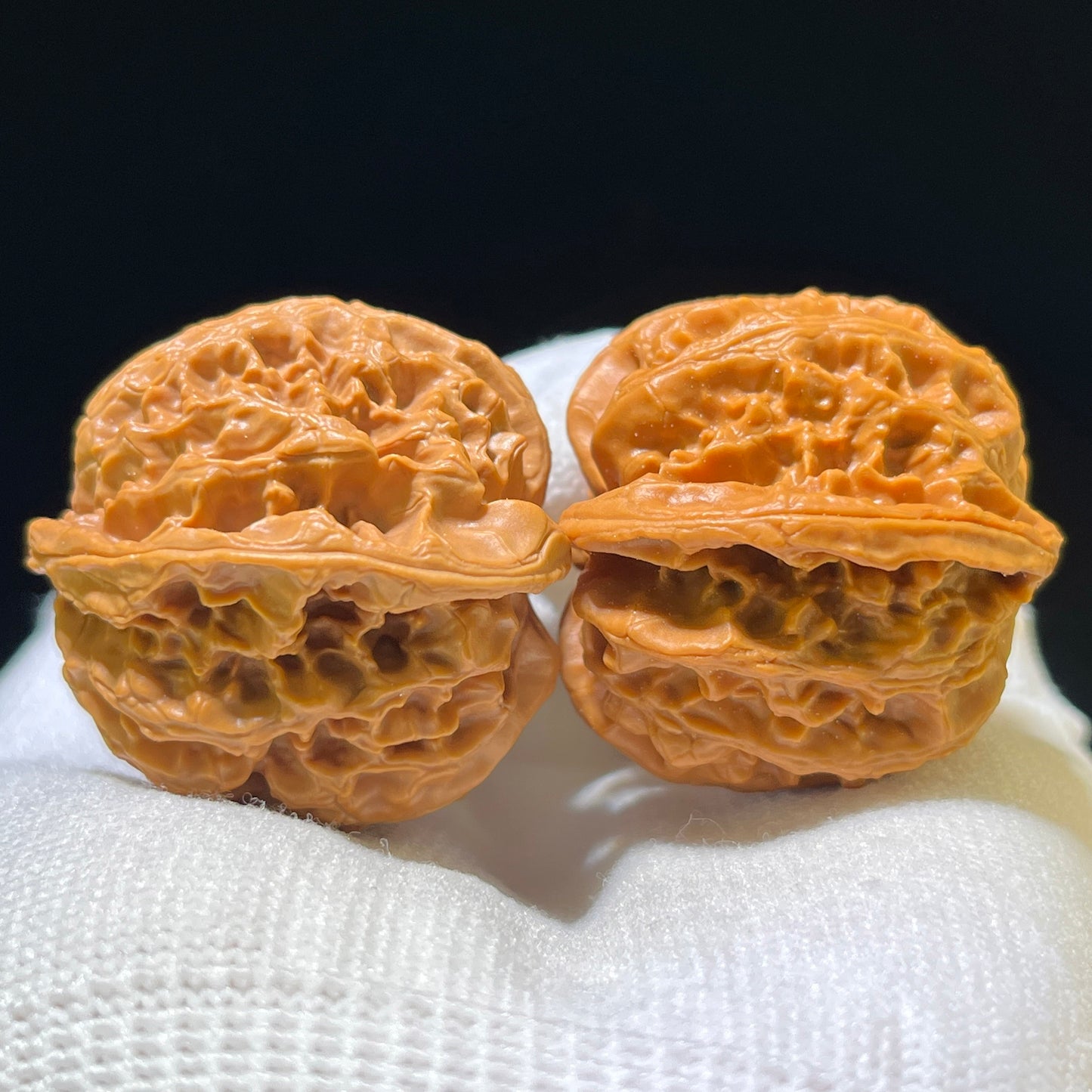 "Apple Orchard" Pingguoyuan Wenwan Walnuts Pair | 36.0mm x 35.0mm | PGY-1102