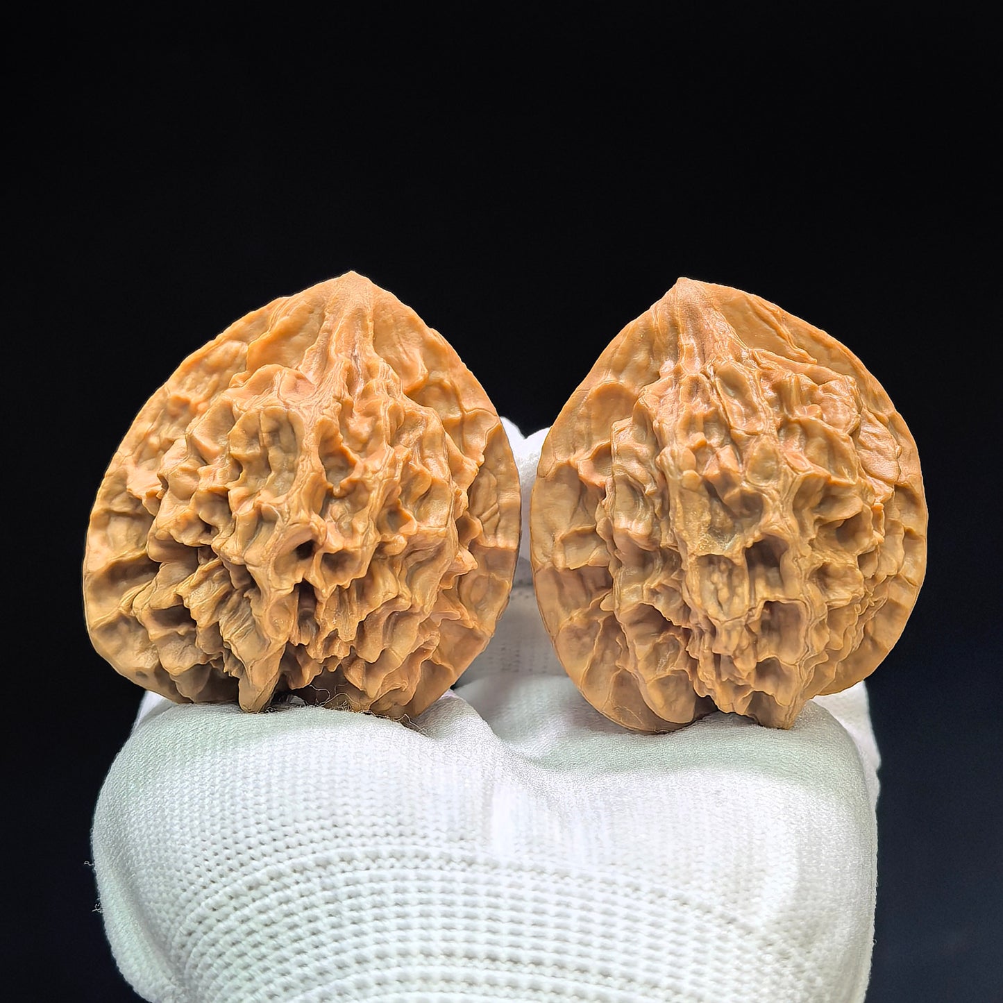 "Imperial Crown" Diwang DW-1601 Wenwan Walnuts Pair | 47.0mm x 46.0mm | DW-1601