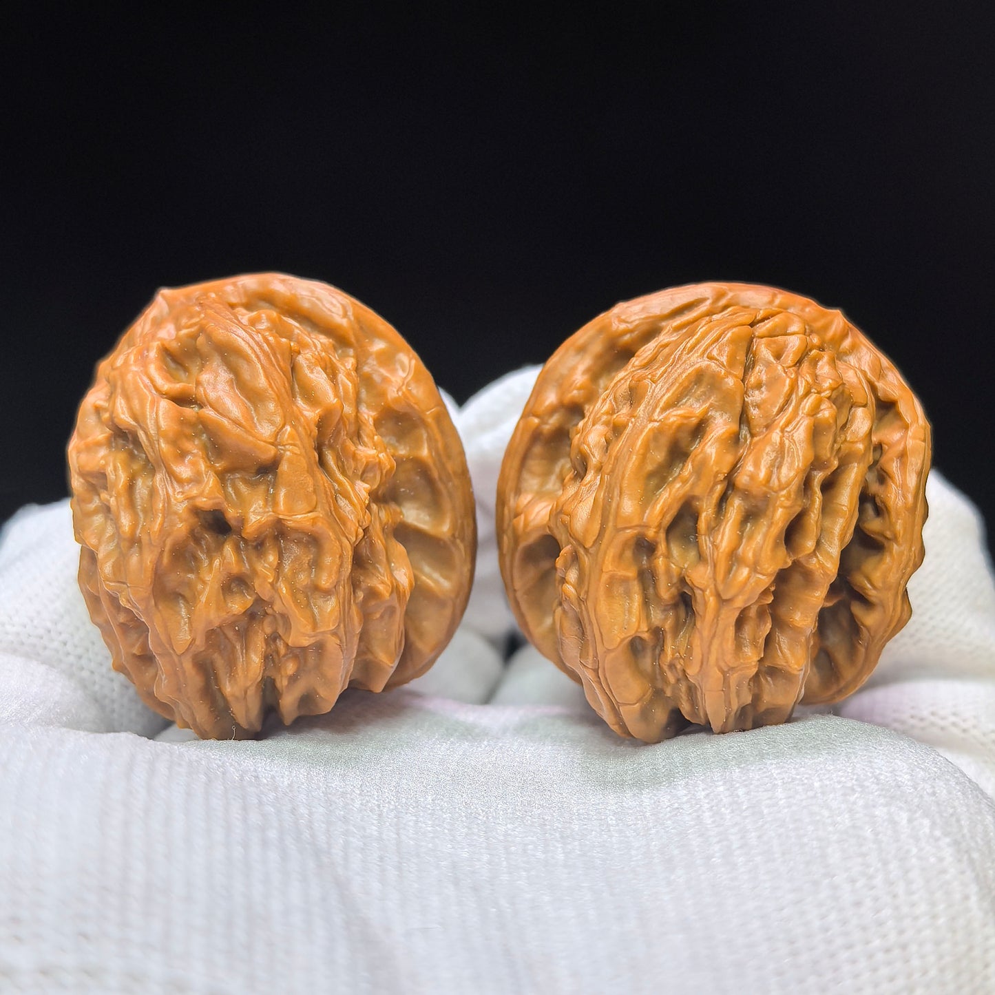 "White Lion Half-Wall" Baishizi Banbi Wenwan Walnuts Pair | 35.0mm x 42.0mm | BSJBB-C237E