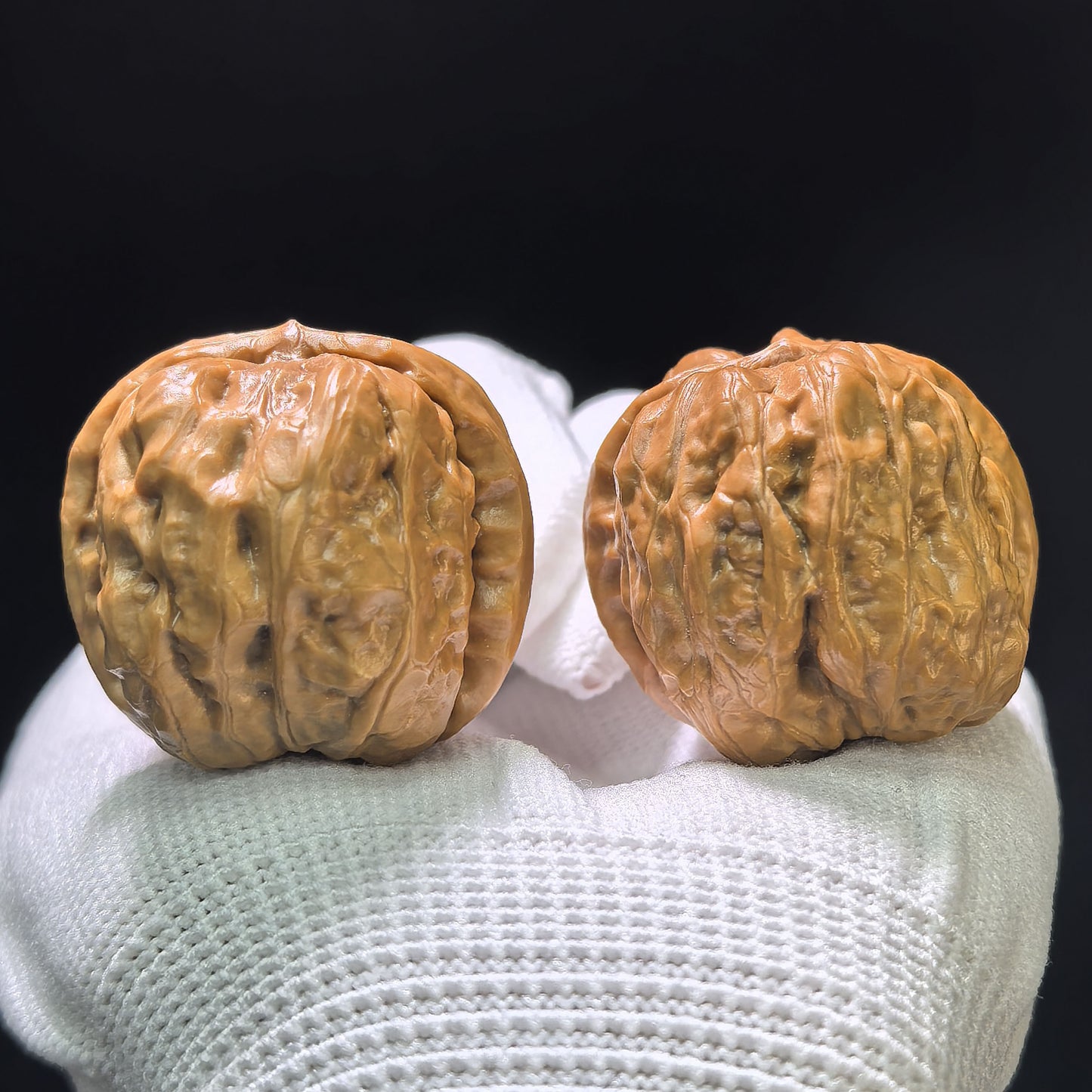 "Jade Toad Crystal Frog" Yuchan Shuijingwa Wenwan Walnuts (Pair) | 34.0mm x 35.0mm | Stock ID: W-1104
