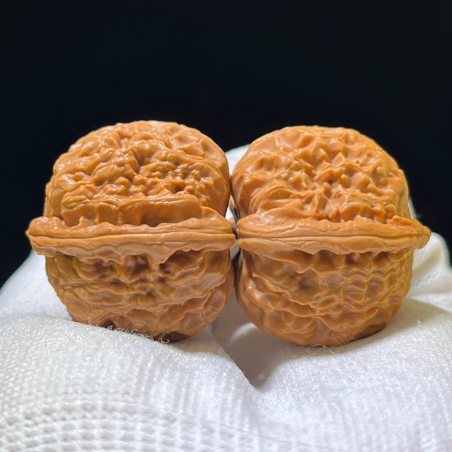 "Three-Ribbed White Lion Head Pocket Size" San Leng Bai Shishi Wenwan Walnuts Pair | 34.0mm x 33.0mm | SJBSZ-1103