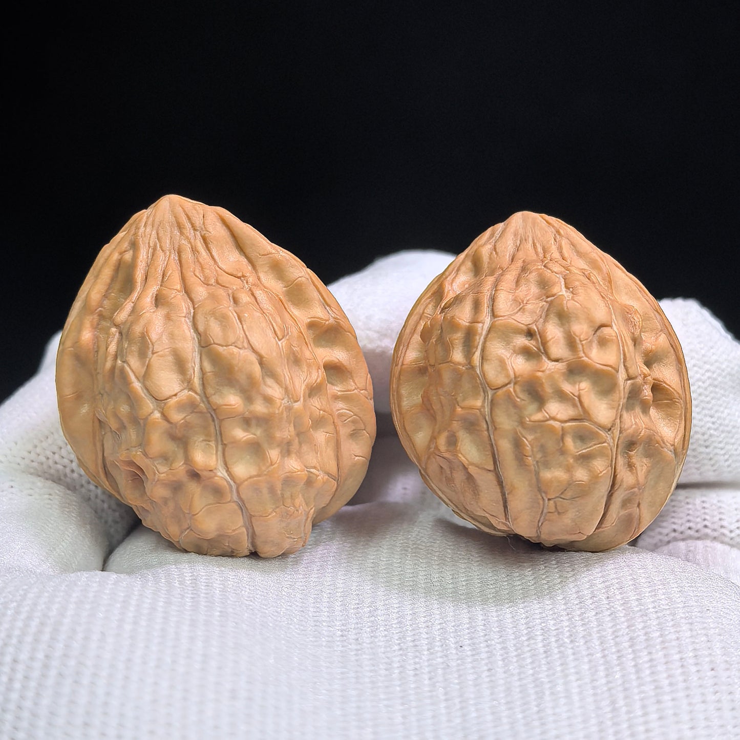 "Twin-Fruit Half-Wall Turtle Shell Grain" Guijiawen Tongguo Banbi Kucha GJW-SY1A0 Classic Wenwan Walnuts Pair | 31.0mm x 34.0mm | GJW-SY1A0