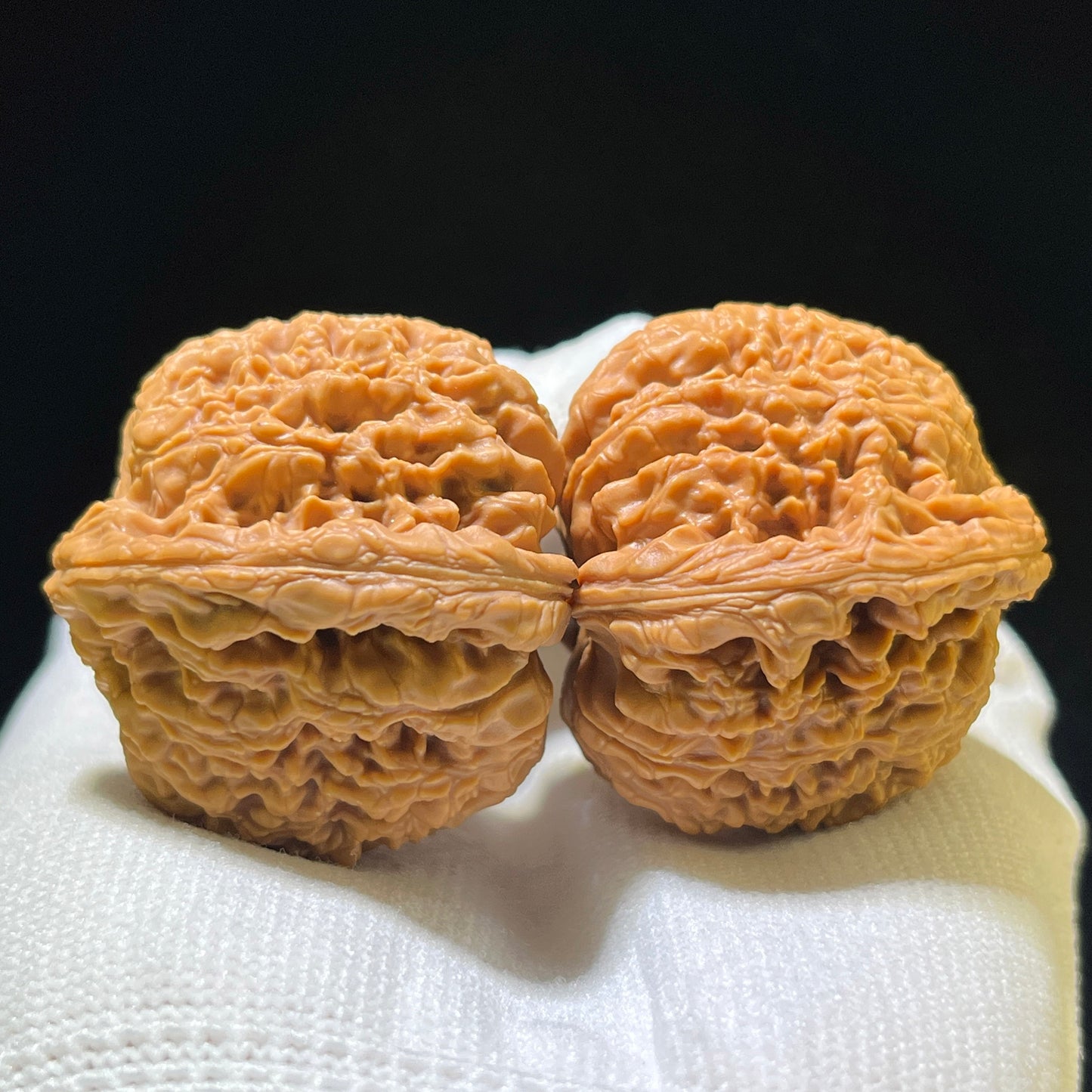 "Nanjiangshi" Nanjiangshi Wenwan Walnuts (Pair) | 38.0mm x 37.0mm | Stock ID: NJS-1106