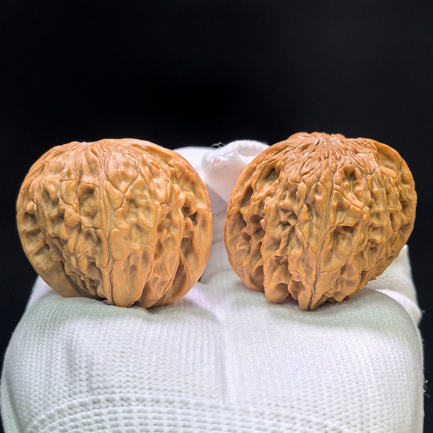 "Wild Millstone Angel Wings" Ye Mopan Tianshi Zhiyi Wenwan Walnuts (Pair) | 40.0mm x 40.0mm | Stock ID: YMPTSZY-1401