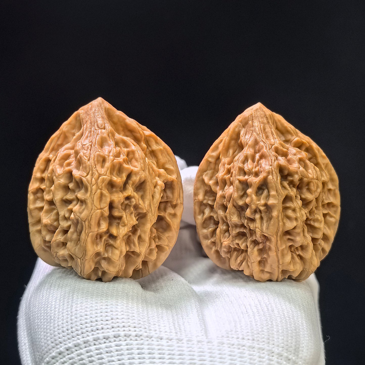 "Beijing Rooster Heart" Beijing Jixin Wenwan Walnuts (Pair) | 42.0mm x 42.0mm | Stock ID: BJJX-1105