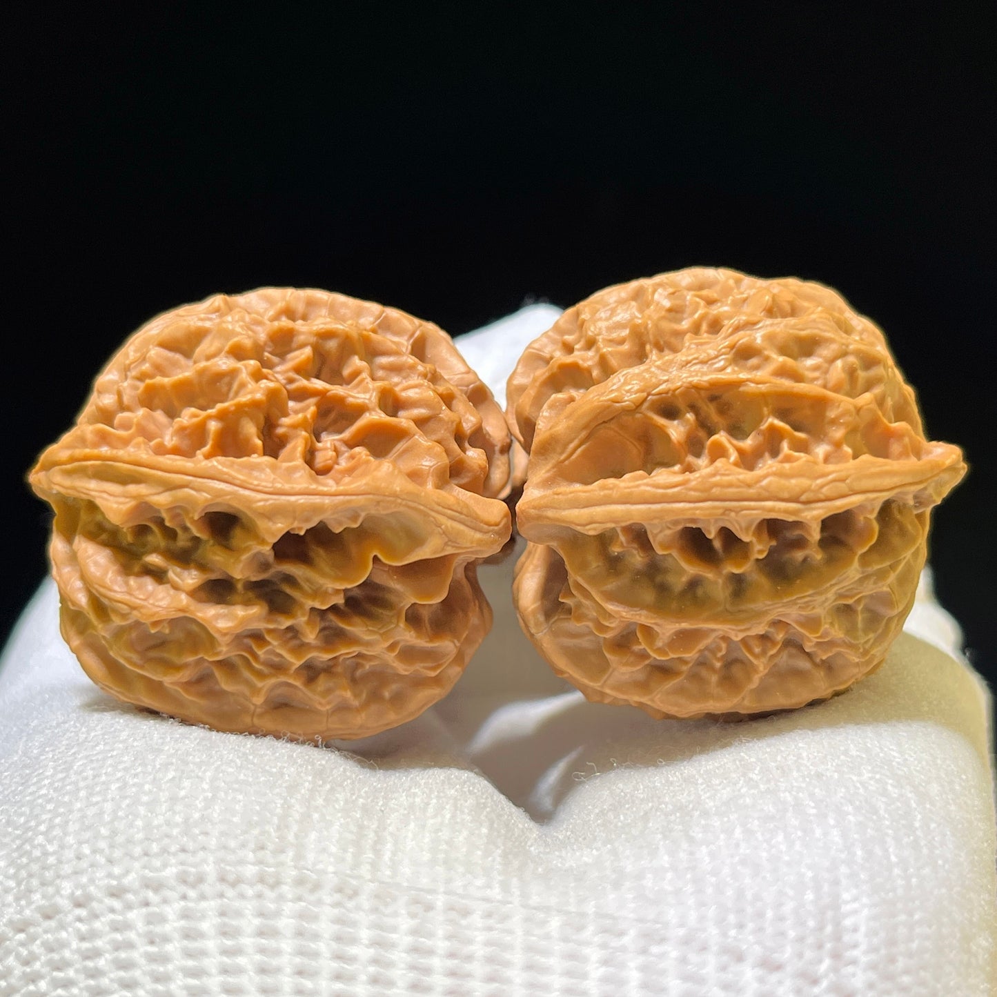 "Apple Garden" Pingguoyuan Wenwan Walnuts Pair | 37.0mm x 34.0mm | PGY-1103