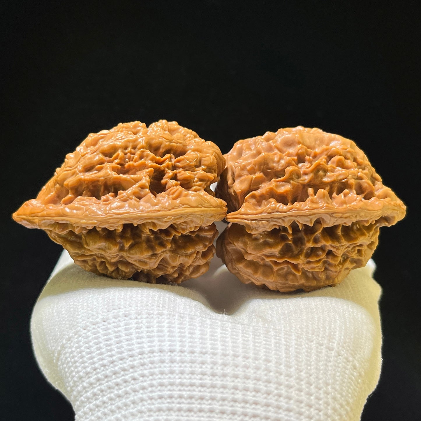 "Official Hat Lionhead" Guanmao GM-1109 Wenwan Walnuts Pair | 47.0mm x 41.0mm | GM-1109