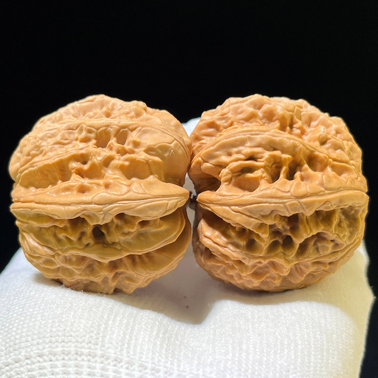 Bao Xue Lion Head (Blizzard Pattern) Scholar Walnuts Pair | 41.0mm x 41.0mm | Stock ID: BX-1102