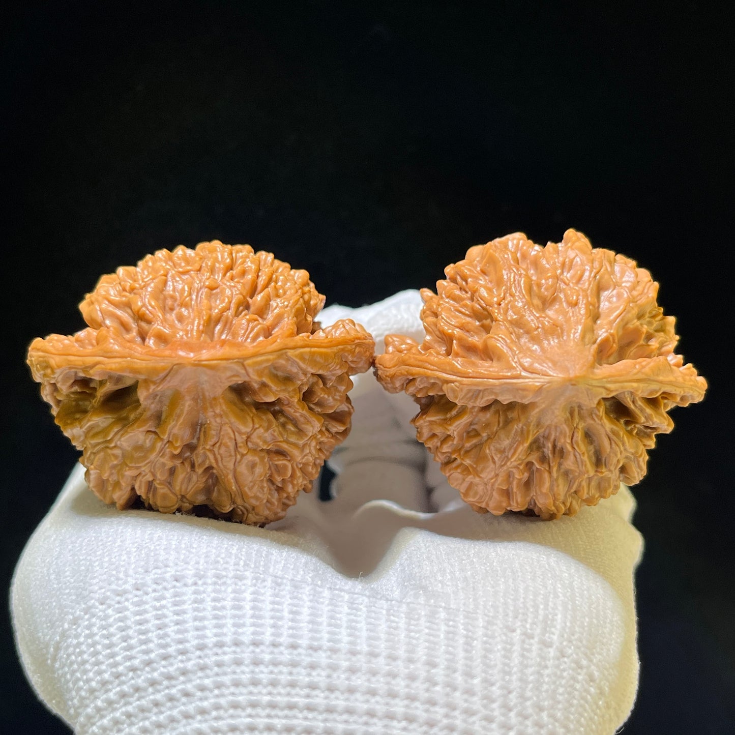"Official Hat Lionhead" Guanmao GM-1109 Wenwan Walnuts Pair | 47.0mm x 41.0mm | GM-1109