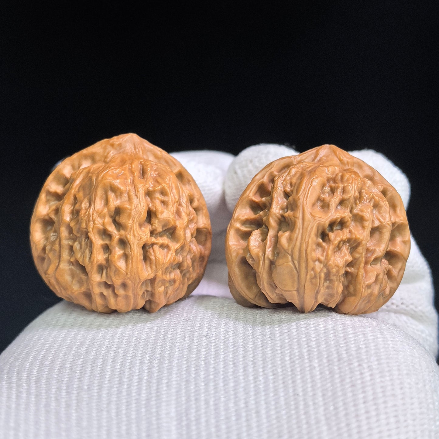 "Taihang Sycee Ingot" Taihang Yuanbao THYB-SY1G6 Hand-Spin Pocket Wenwan Walnuts Pair | 30.0mm x 33.0mm | THYB-SY1G6