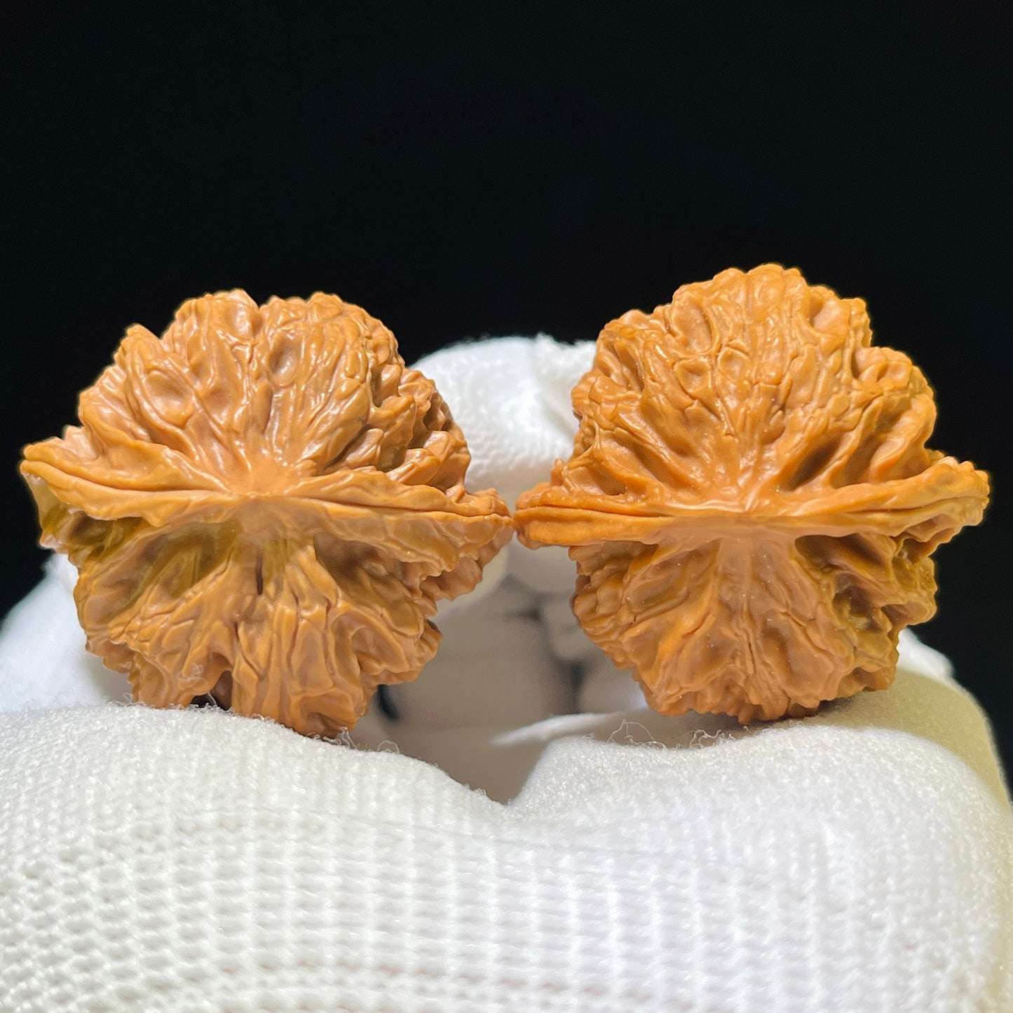 "Apple Orchard" Pingguoyuan Wenwan Walnuts Pair | 36.0mm x 35.0mm | PGY-1102