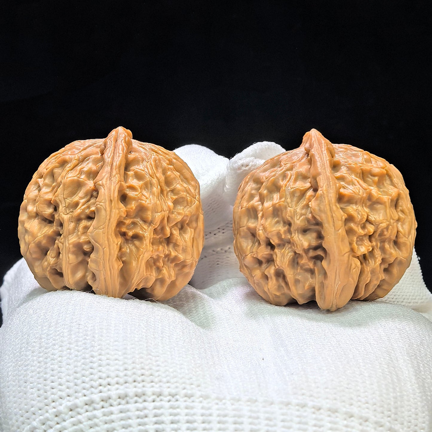 "Triangular Peach Heart White Lionhead" Sanjiao Taoxin Baishizi BSZ-1609 Low-Profile Wenwan Walnuts Pair | 35.0mm x 34.0mm | BSZ-1609