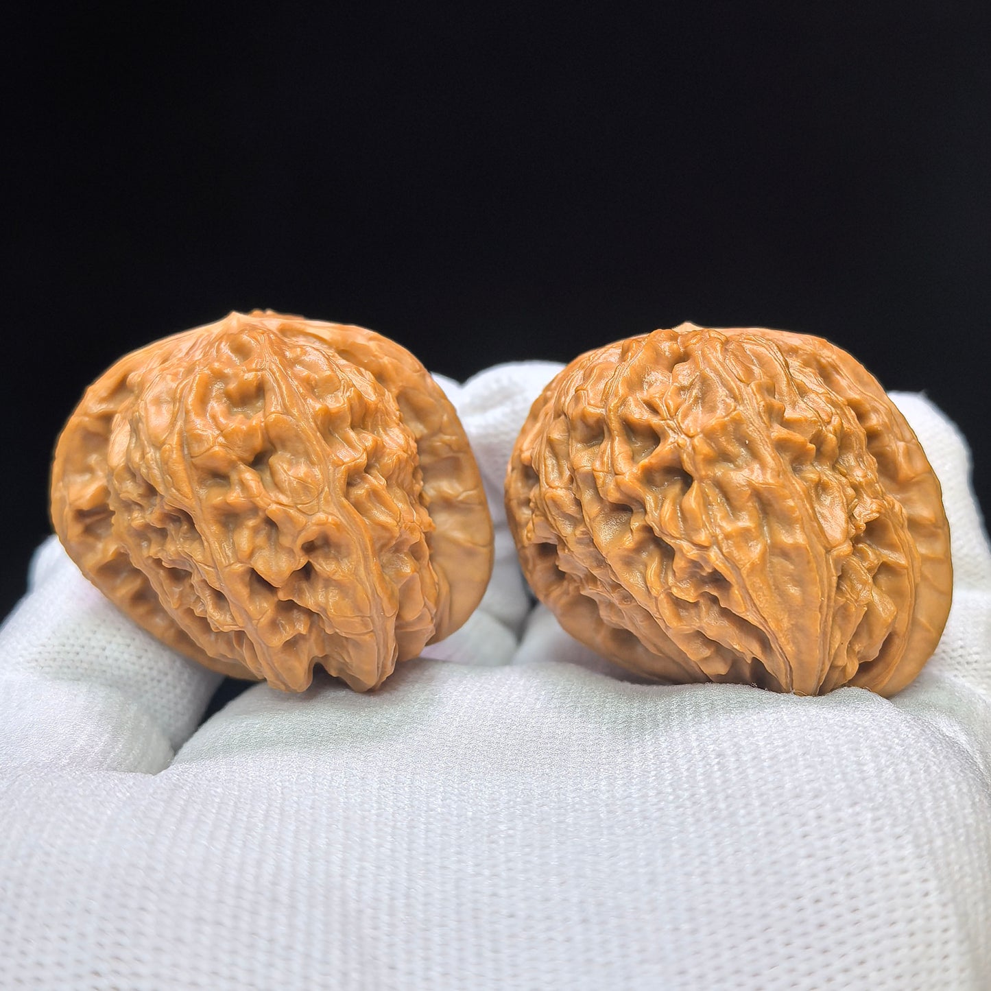 "White Lion Half-Wall" Baishizi Banbi Wenwan Walnuts Pair | 40.0mm x 41.0mm | BSJBB-C236E