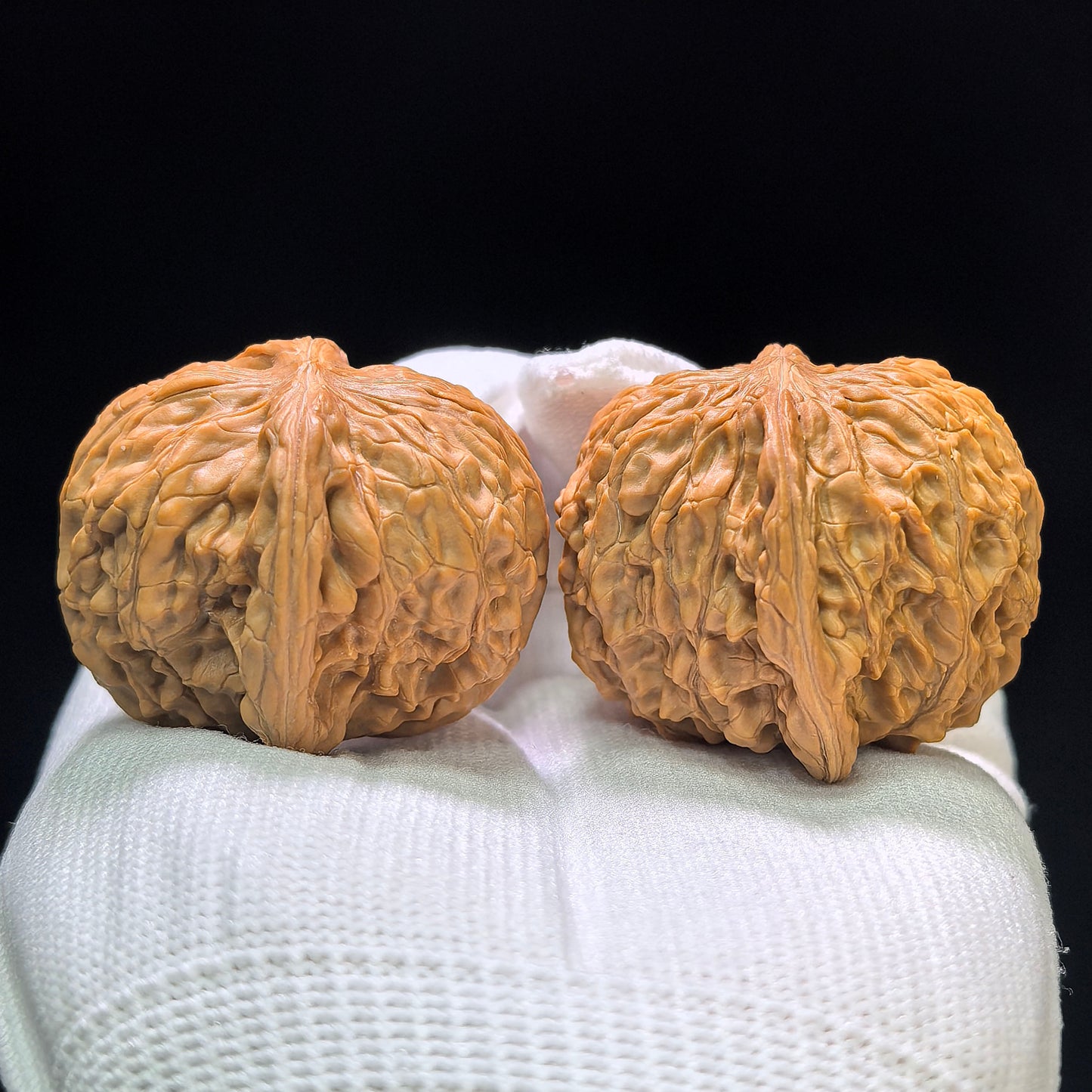 "Wild Millstone Angel Wings" Ye Mopan Tianshi Zhiyi Wenwan Walnuts (Pair) | 40.0mm x 40.0mm | Stock ID: YMPTSZY-1401
