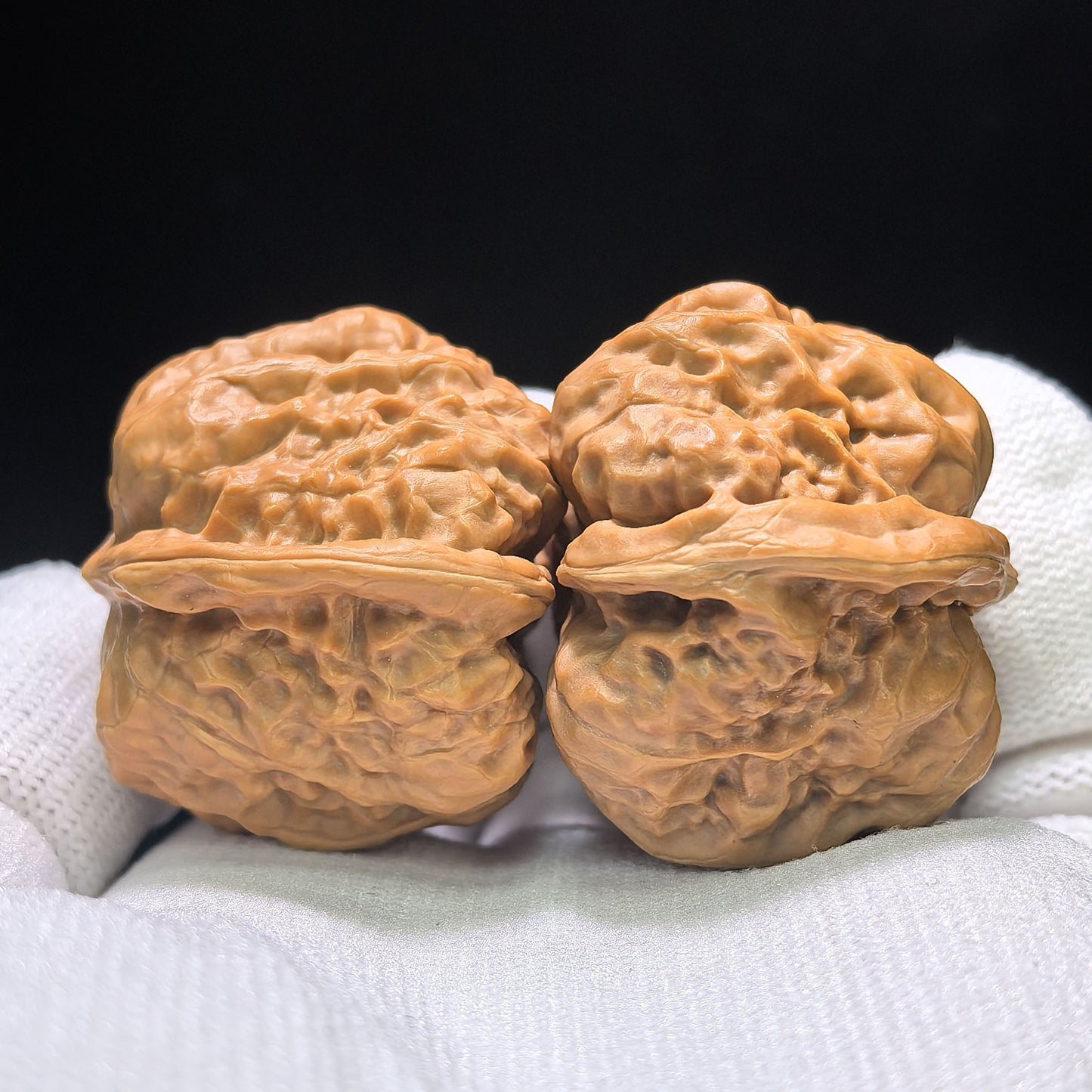 "Pocket Crystal Frog Half-Wall" Pocket Size Shuijingwa Banbi Wenwan Walnuts Pair | 34.0mm x 38.0mm | XZSJWBB-CG216E