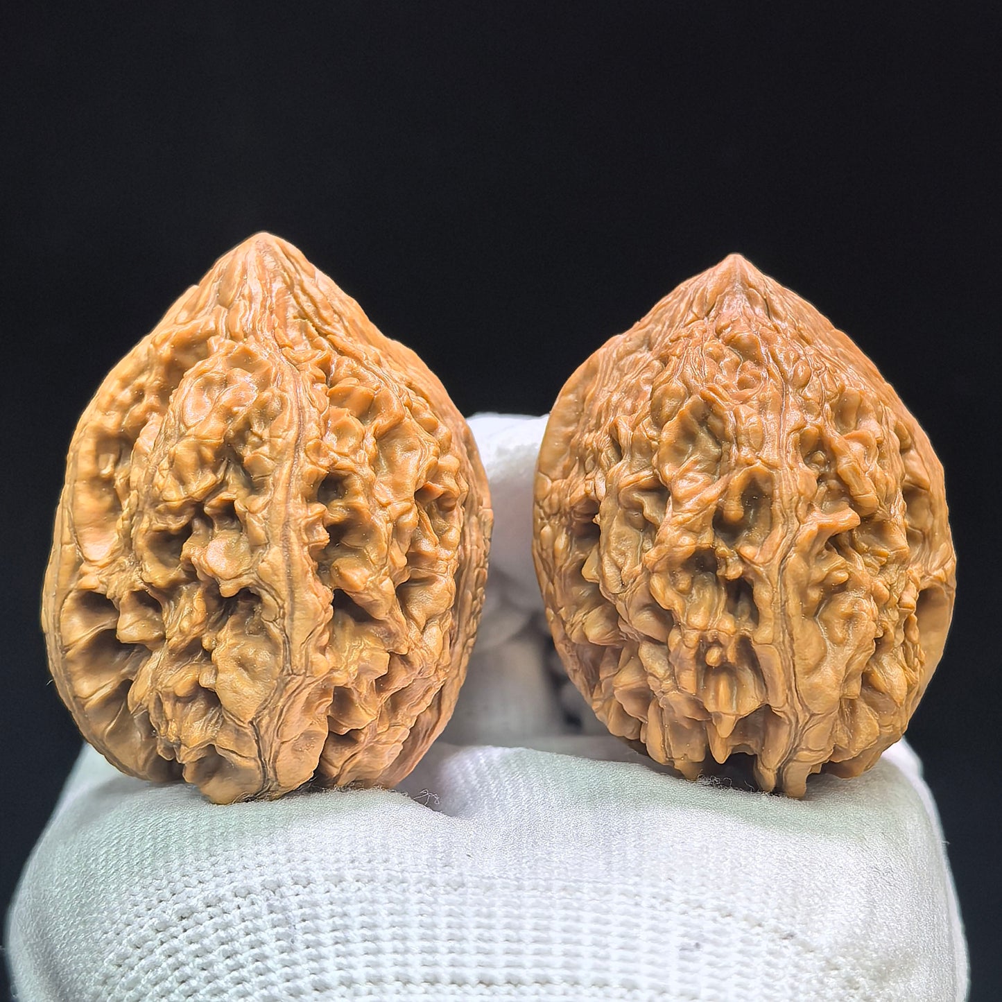 "Dagu Stone" Dagu Shi DGS-1601 Tall-Profile Wenwan Walnuts Pair | 39.0mm x 45.0mm | DGS-1601