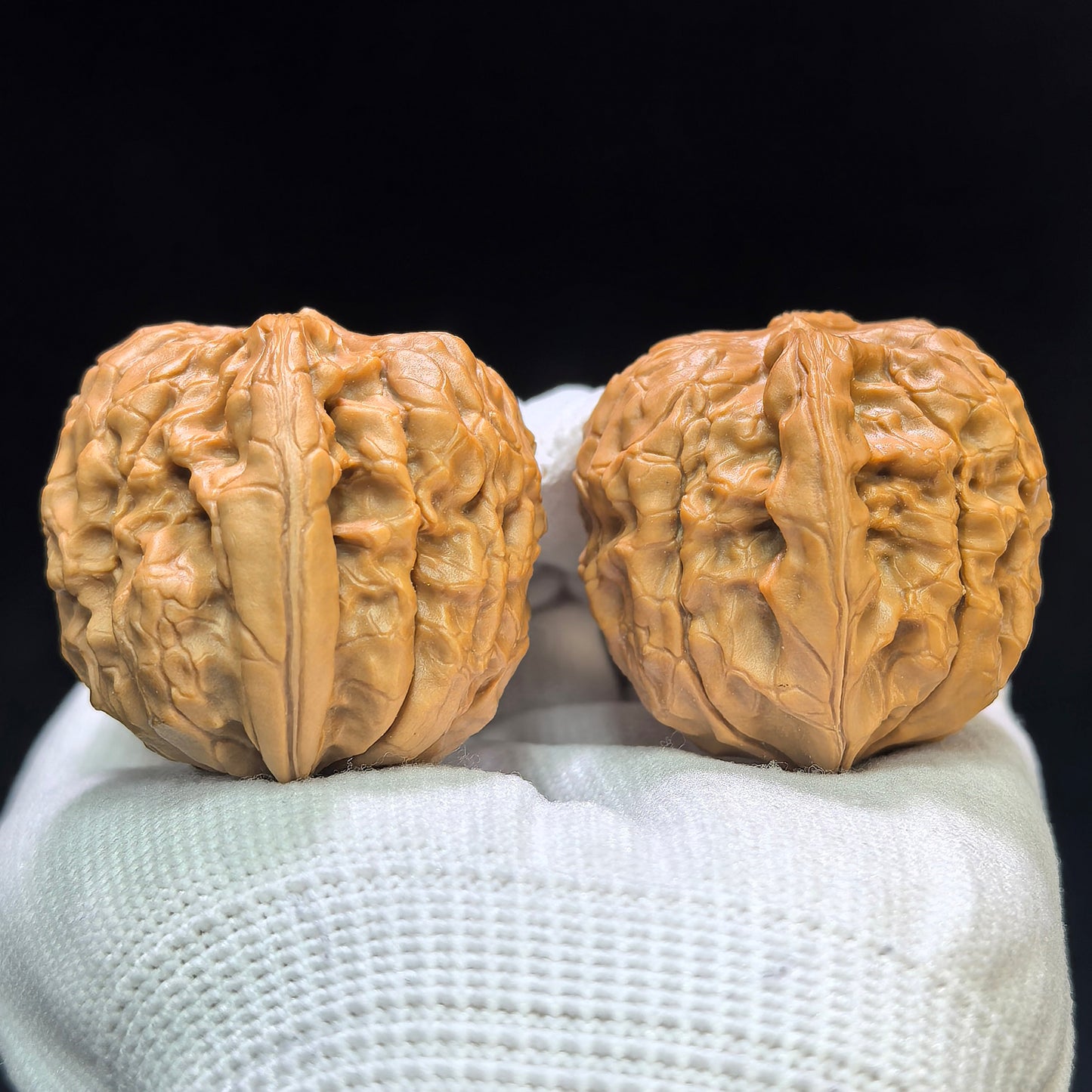 "Butterfly Oracle Bone Script" Hudie Jiaguwen HDJGW-1601 Low-Profile Wenwan Walnuts Pair | 40.0mm x 38.0mm | HDJGW-1601