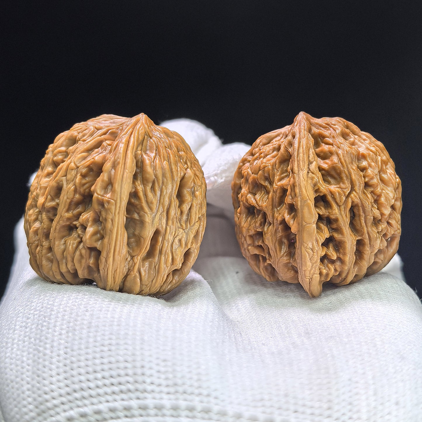 "Pocket Ruby" Xiuzhen Hongbaoshi Wenwan Walnuts Pair | 33.0mm x 33.0mm | HBS-1402