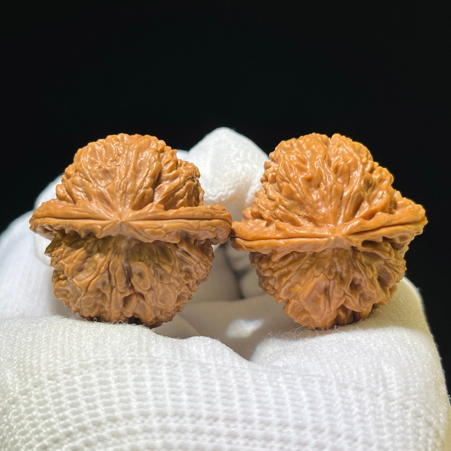 "Three-Ribbed White Lion Head Pocket Size" San Leng Bai Shishi Wenwan Walnuts Pair | 34.0mm x 33.0mm | SJBSZ-1103
