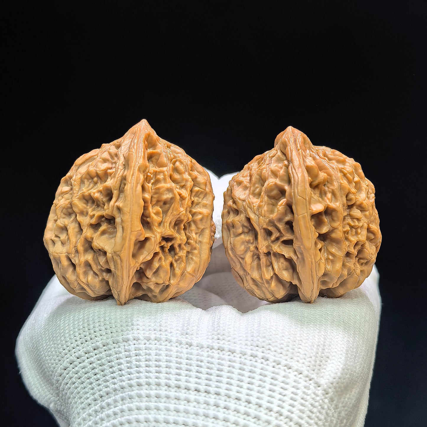 "Red Brocade Carp" Hong Jinli HJL-1601 Low-Profile Wenwan Walnuts Pair | 34.0mm x 38.0mm | HJL-1601