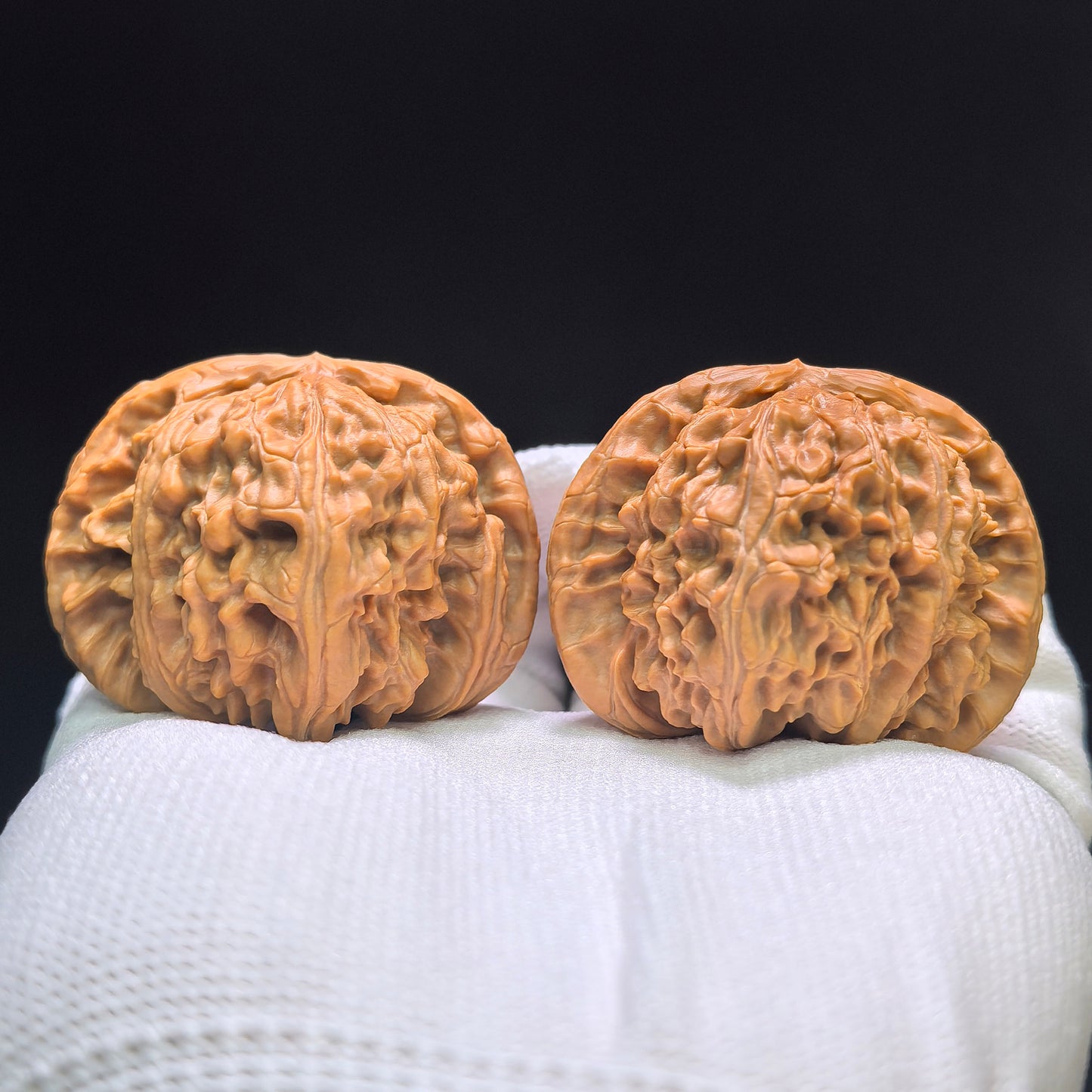"White Lion Head" Bai Shishi Wenwan Walnuts Pair | 45.0mm x 43.0mm | BSJ-1552C