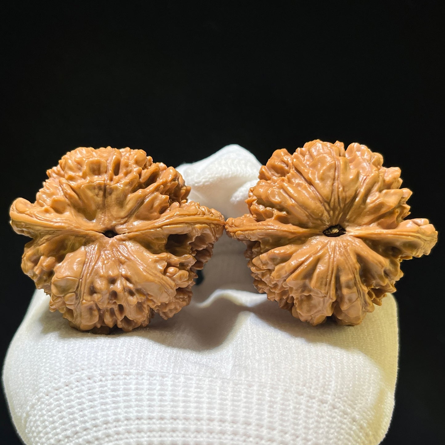 "Official Hat Lionhead" Guanmao GM-1109 Wenwan Walnuts Pair | 47.0mm x 41.0mm | GM-1109