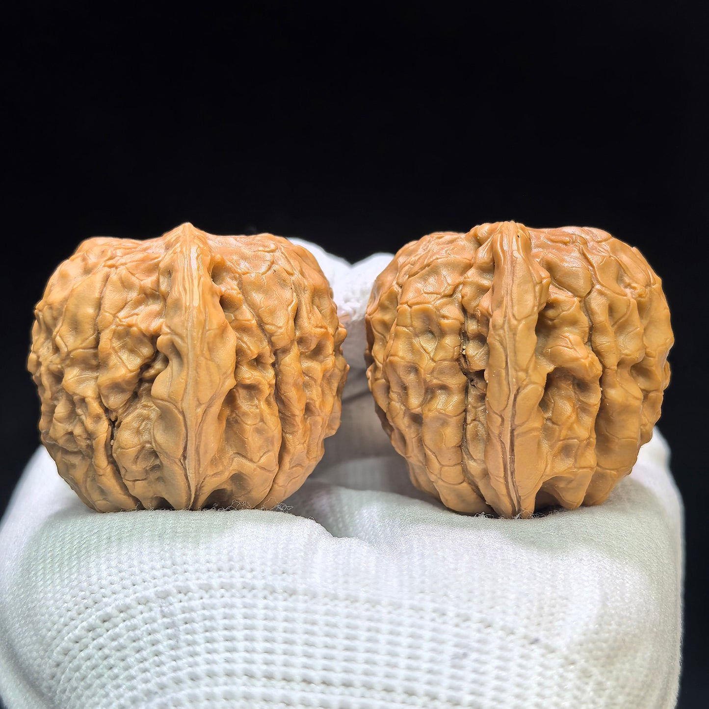 "Butterfly Oracle Bone Script" Hudie Jiaguwen HDJGW-1601 Low-Profile Wenwan Walnuts Pair | 40.0mm x 38.0mm | HDJGW-1601