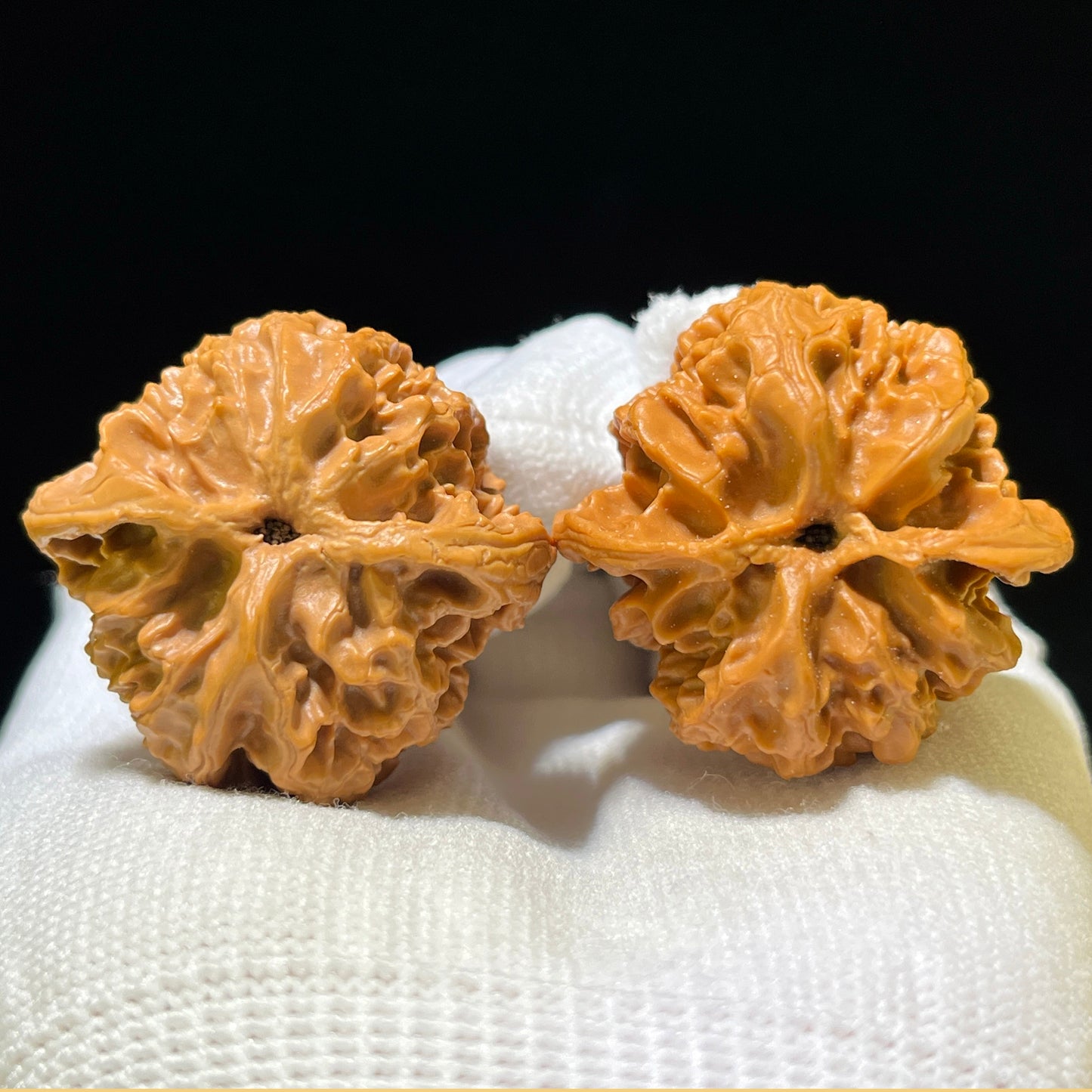 "Apple Orchard" Pingguoyuan Wenwan Walnuts Pair | 36.0mm x 35.0mm | PGY-1102