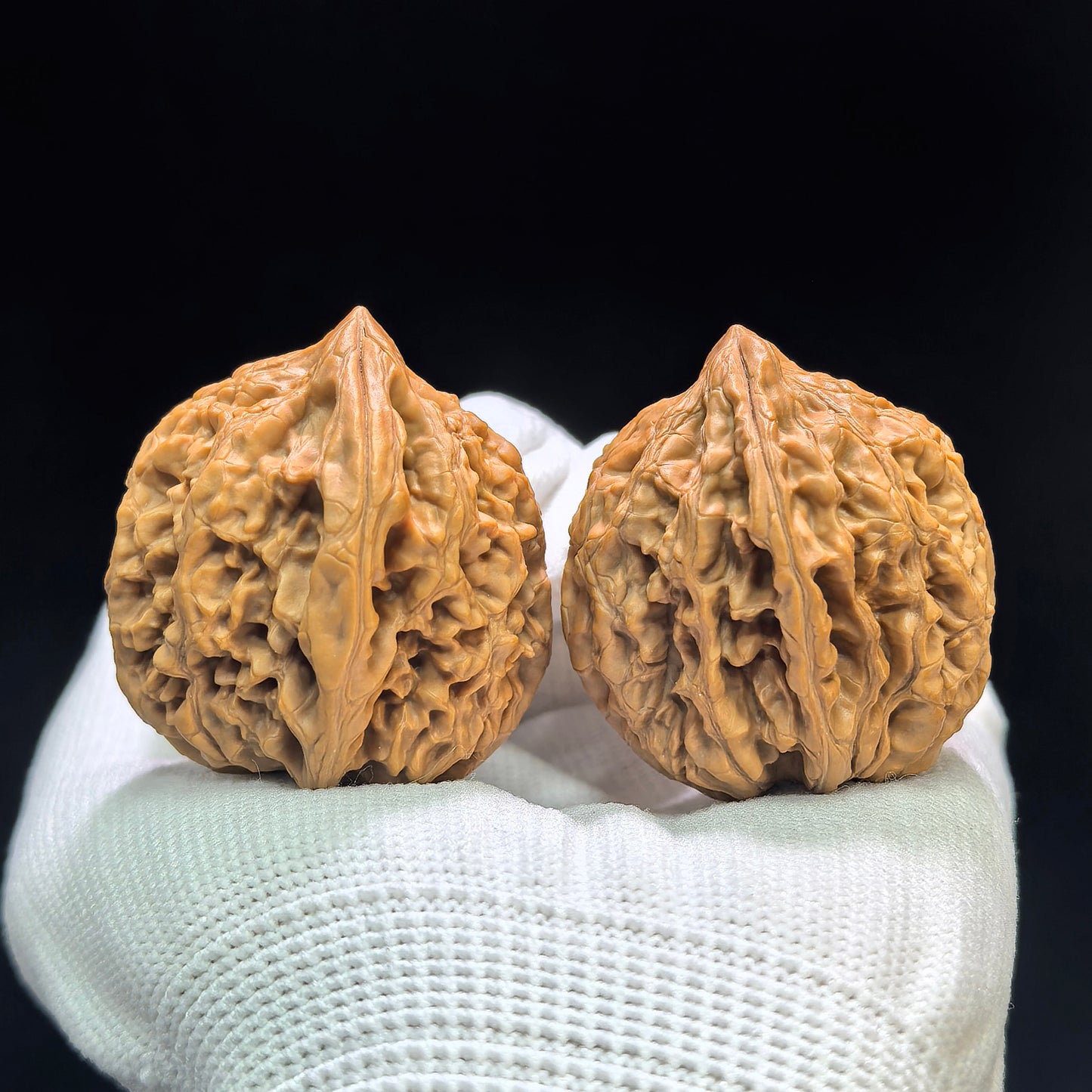 "Red Brocade Carp" Hong Jinli HJL-1601 Low-Profile Wenwan Walnuts Pair | 34.0mm x 38.0mm | HJL-1601