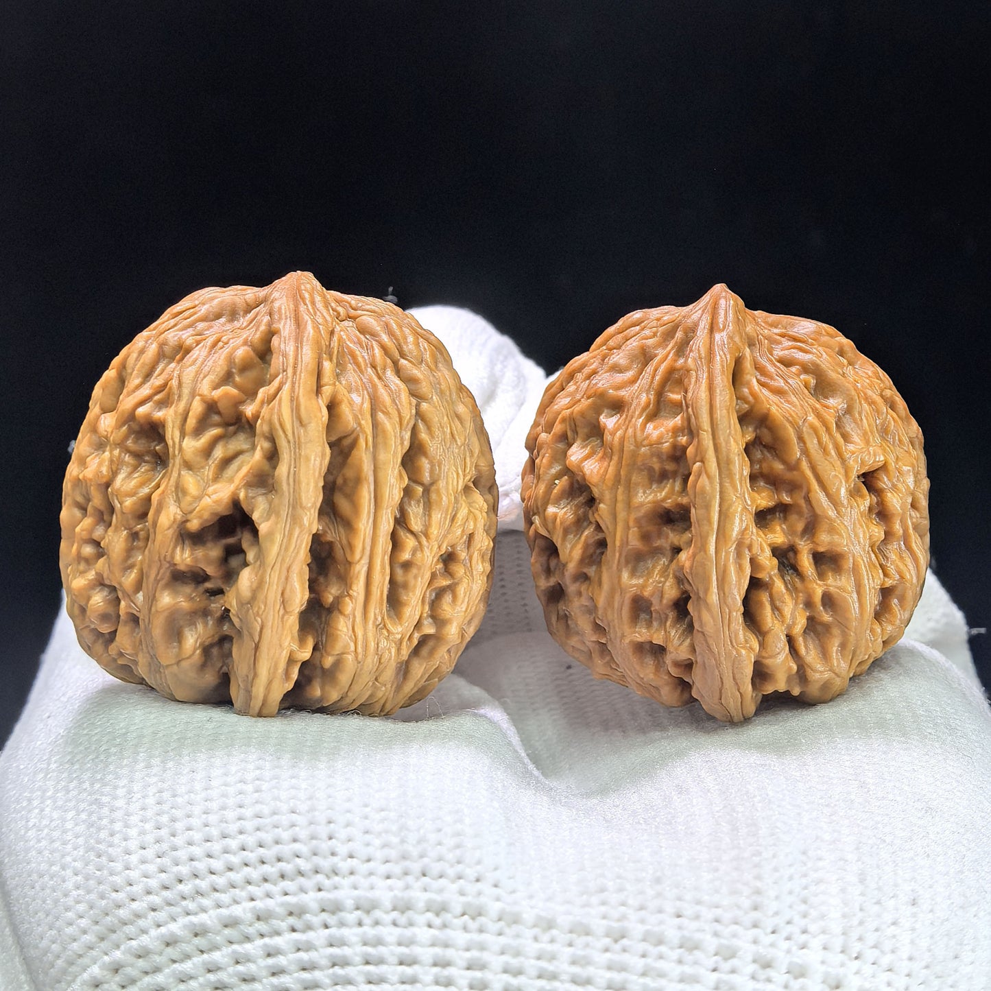 "Pocket Ruby" Xiuzhen Hongbaoshi Wenwan Walnuts Pair | 33.0mm x 33.0mm | HBS-1402