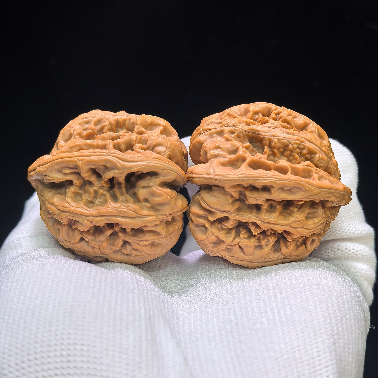"Thick Ridge Lord of the Mountain Half-Wall" Cujin Zashandiao Banbi Wenwan Walnuts Pair | 39.0mm x 41.0mm | CJZSDBB-CG215E