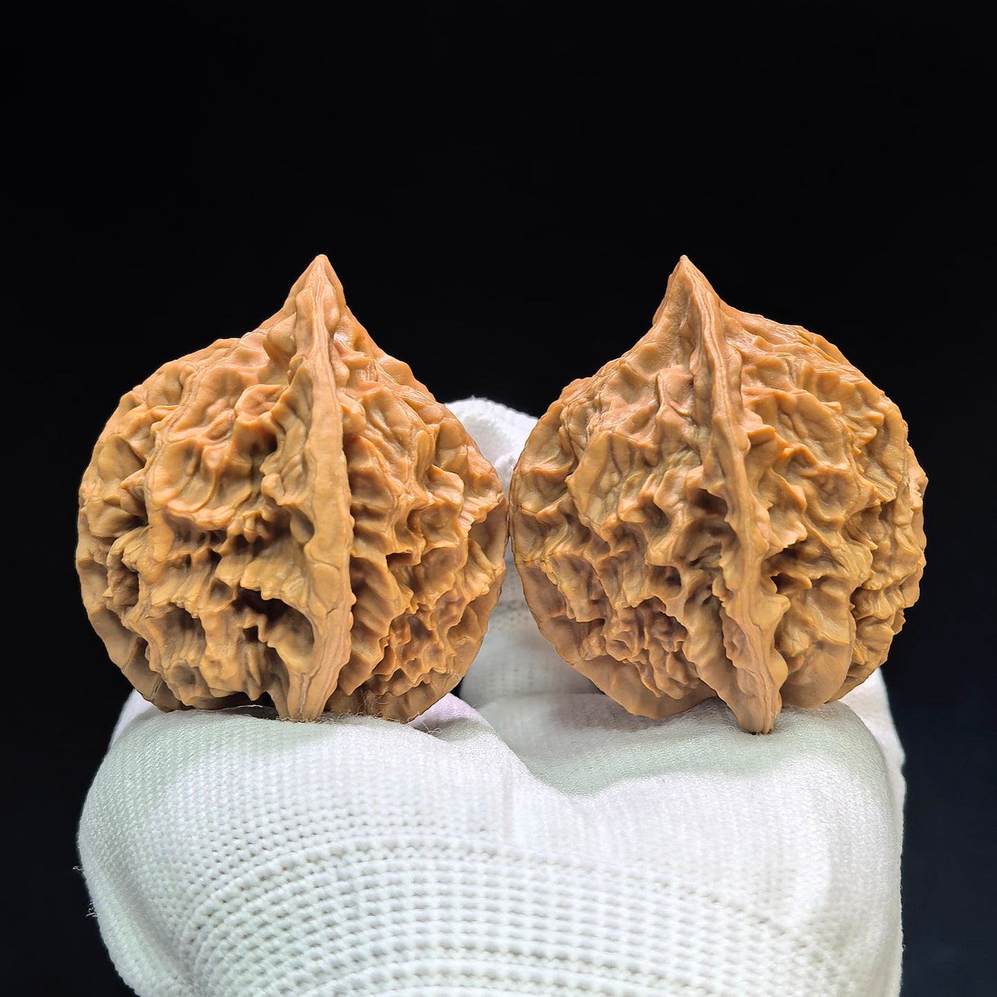 "Imperial Crown" Diwang DW-1601 Wenwan Walnuts Pair | 47.0mm x 46.0mm | DW-1601