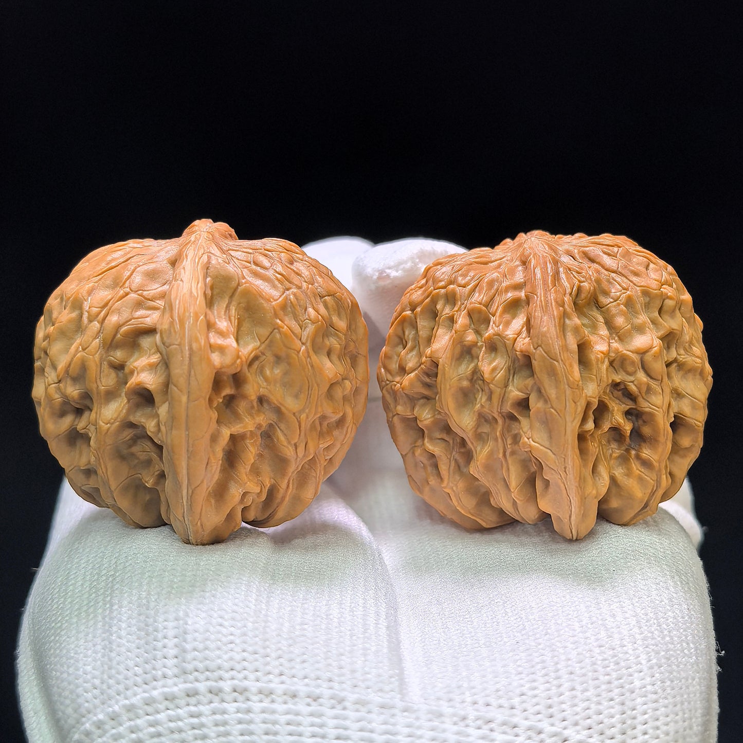 "Wild Millstone Angel Wings" Ye Mopan Tianshi Zhiyi Wenwan Walnuts (Pair) | 40.0mm x 40.0mm | Stock ID: YMPTSZY-1401