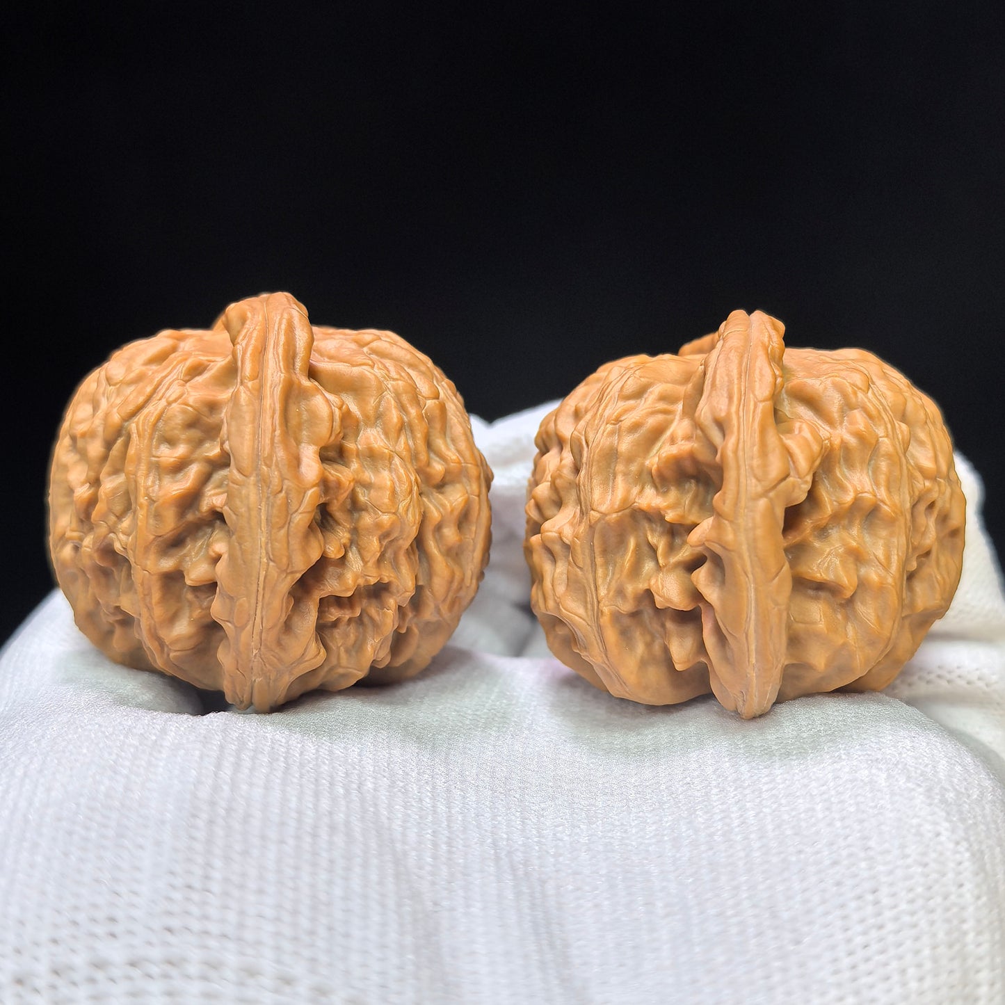 "White Lion Turtle-Back" Baishizi Wuguibei Wenwan Walnuts Pair | 42.0mm x 40.0mm | BSJWGB-C235E