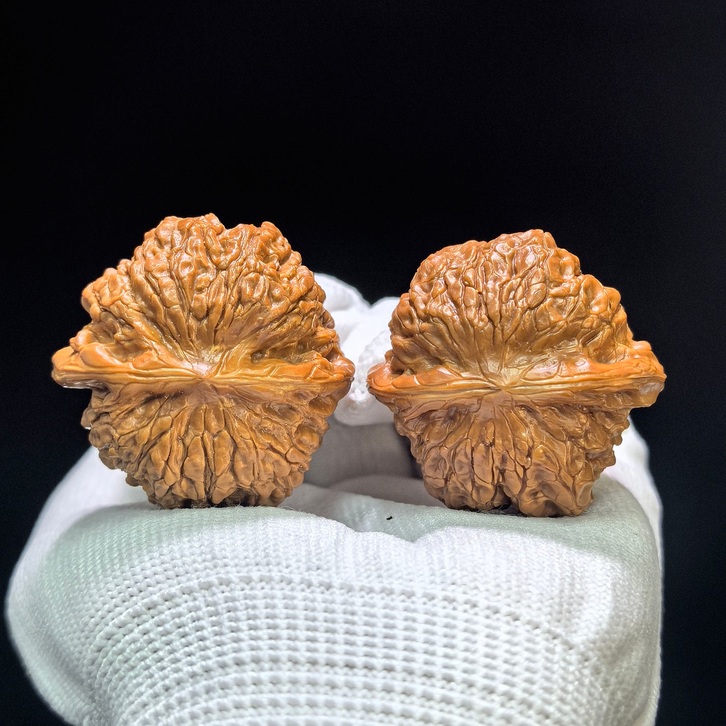 "Blood Qilin" Xue Qilin XQL-1601 Low-Profile Wenwan Walnuts Pair | 38.0mm x 38.0mm | XQL-1601